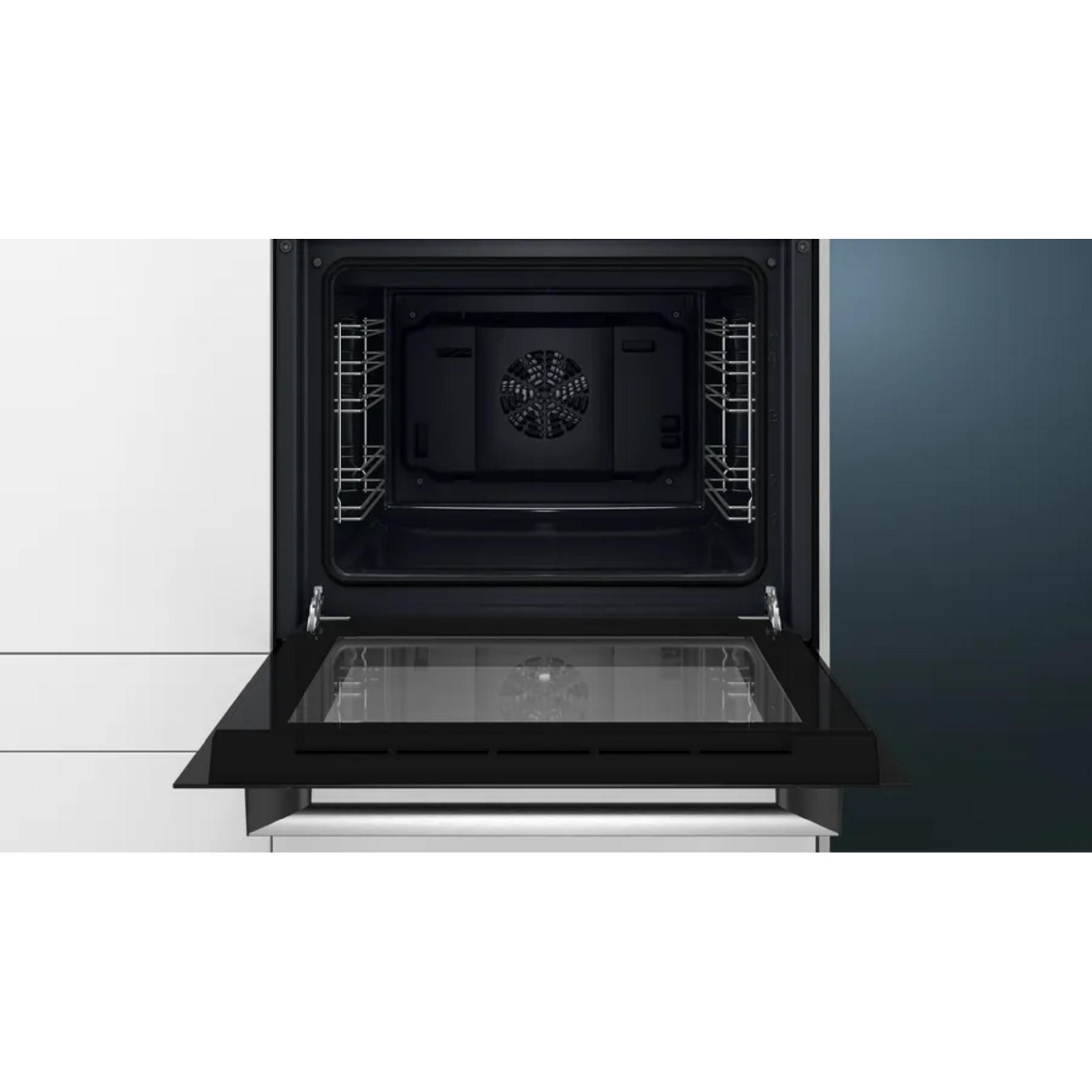 Un forno moderno e aperto con griglie metalliche e ventola.