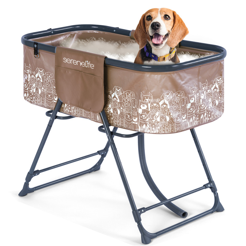 Ein glücklicher Beagle sitzt in einer tragbaren Hundewaschwanne mit lustigem Hundemuster.