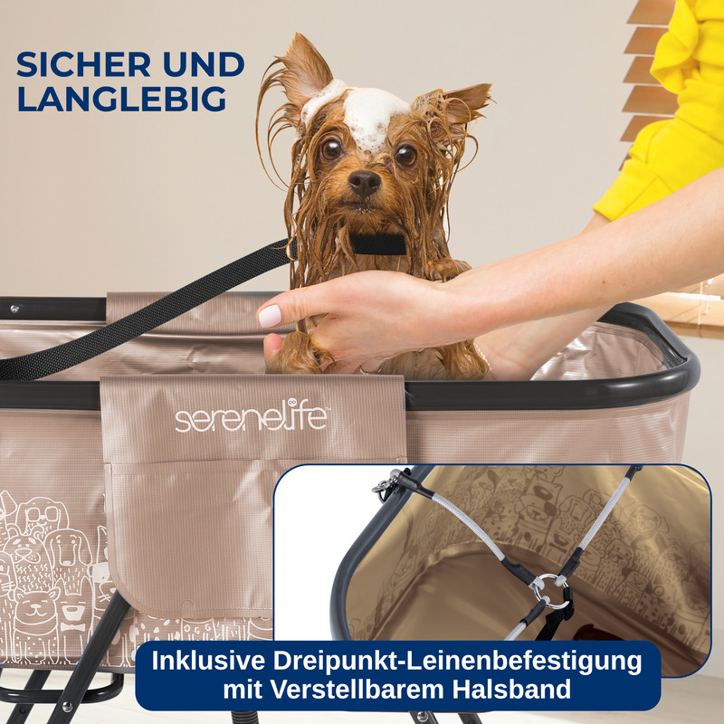 Nasser Hund mit Schaum im Hundebad, gehalten von einer Hand. Mit Leinenbefestigung.