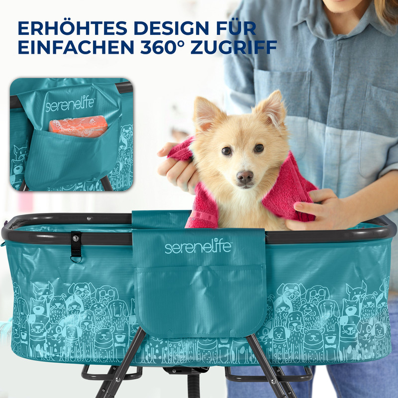 Ein Hund wird in einem blauen Hundebad mit Seife und Handtuch getrocknet.