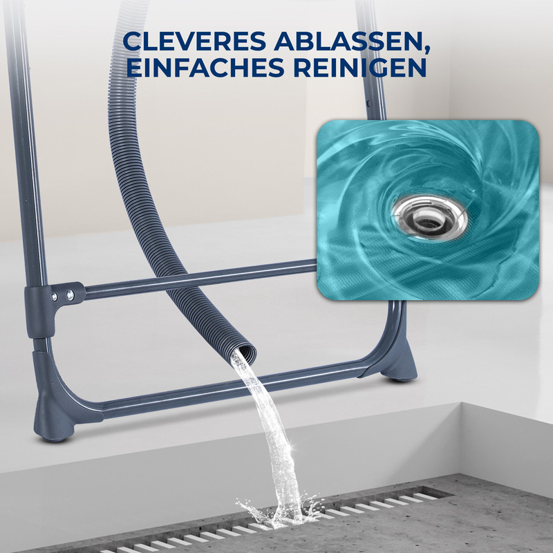 Ein Schlauch leitet Wasser in einen Abfluss. Ein Wirbel im Wasser ist zu sehen.