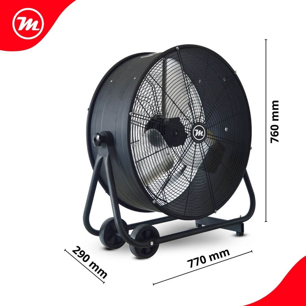 Ventilador industrial negro con ruedas, rejilla metálica y dimensiones.