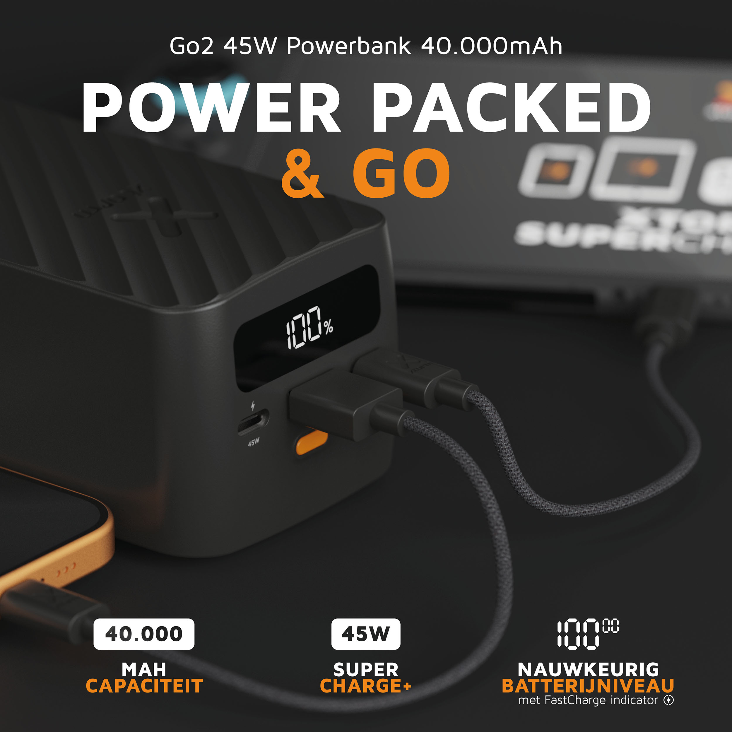 Schwarze Powerbank mit 40.000 mAh, 45W, 100% Ladung, Kabel angeschlossen.