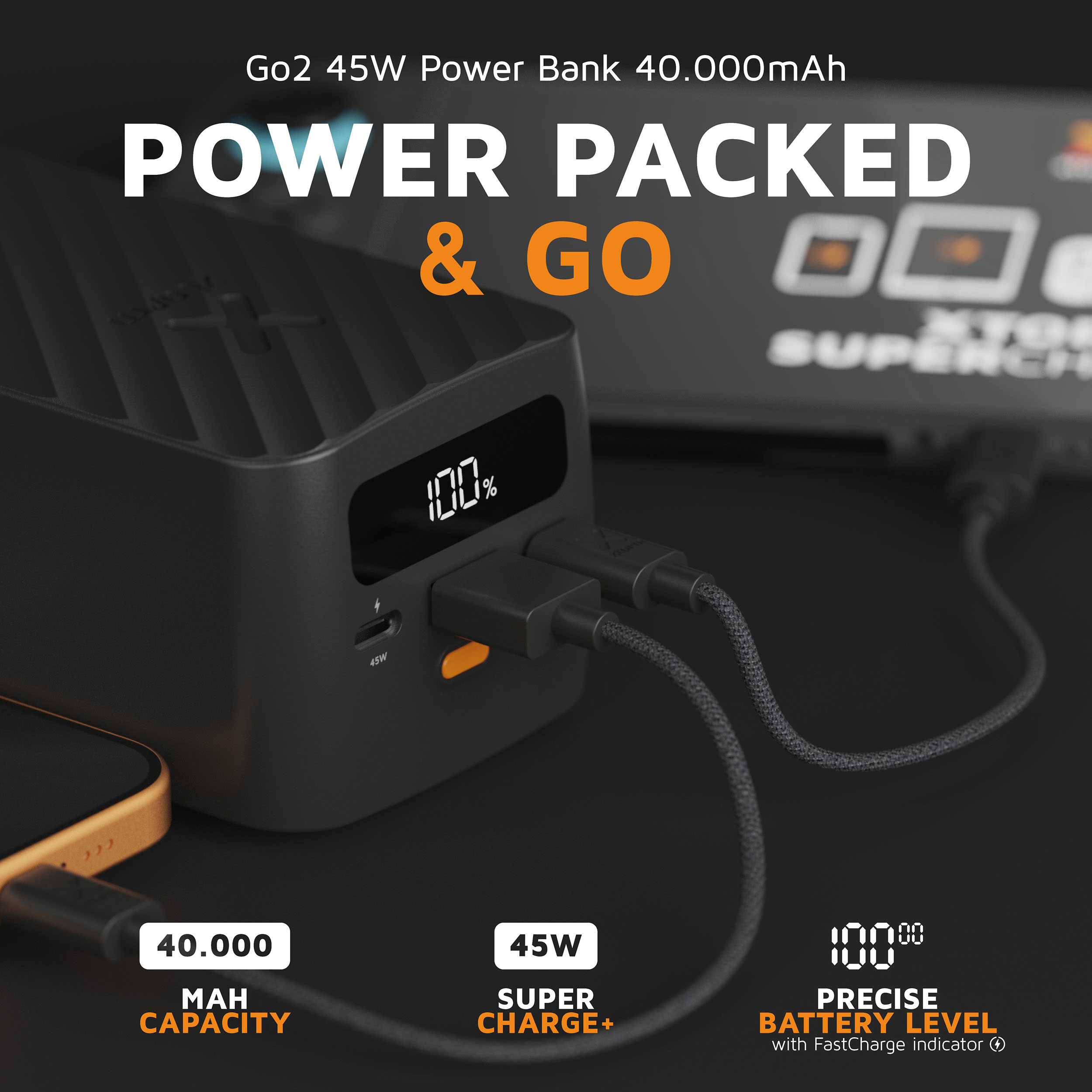 Schwarze Powerbank mit 100% Ladung, 40.000 mAh, 45W. Kabel angeschlossen.