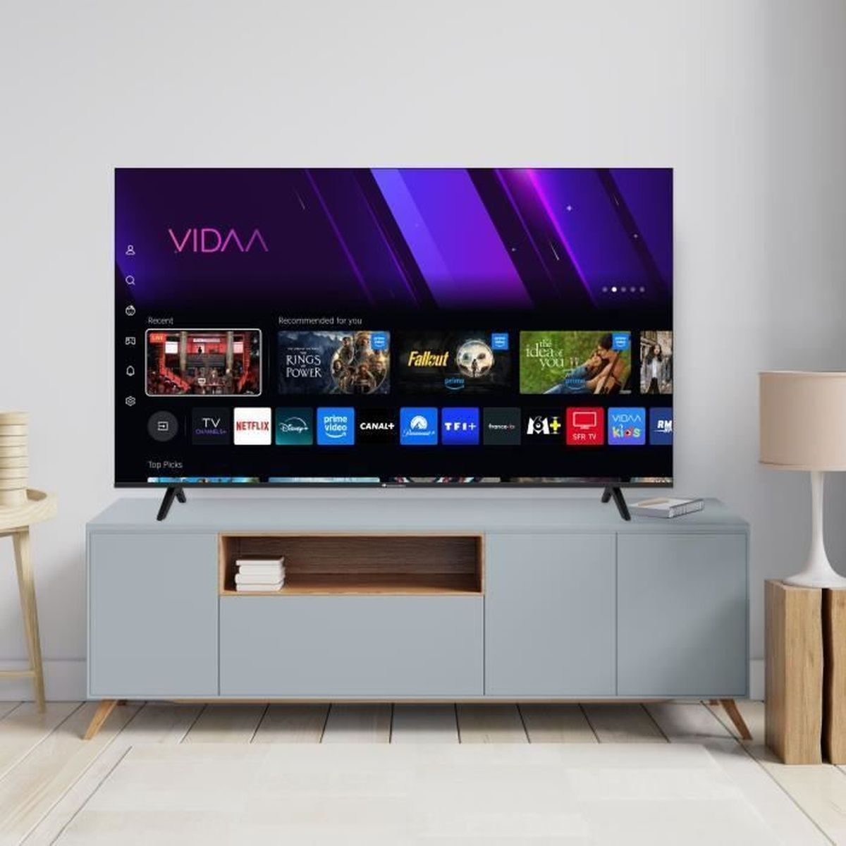 Una TV moderna che mostra l'interfaccia VIDAA con app come Netflix e Prime Video.