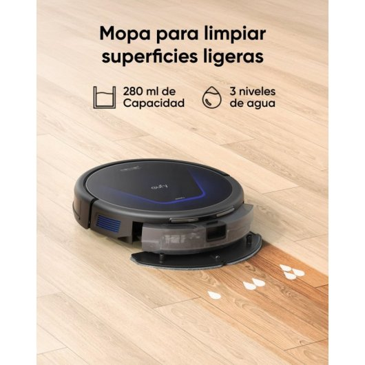 Un robot aspirador redondo con función de fregado sobre suelo de madera.