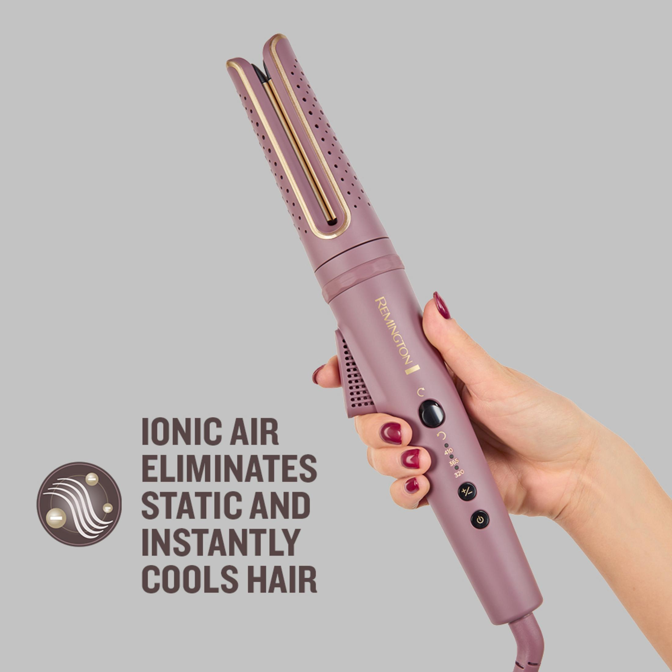 Una mano tiene uno styler per capelli Remington rosa con accenti dorati.