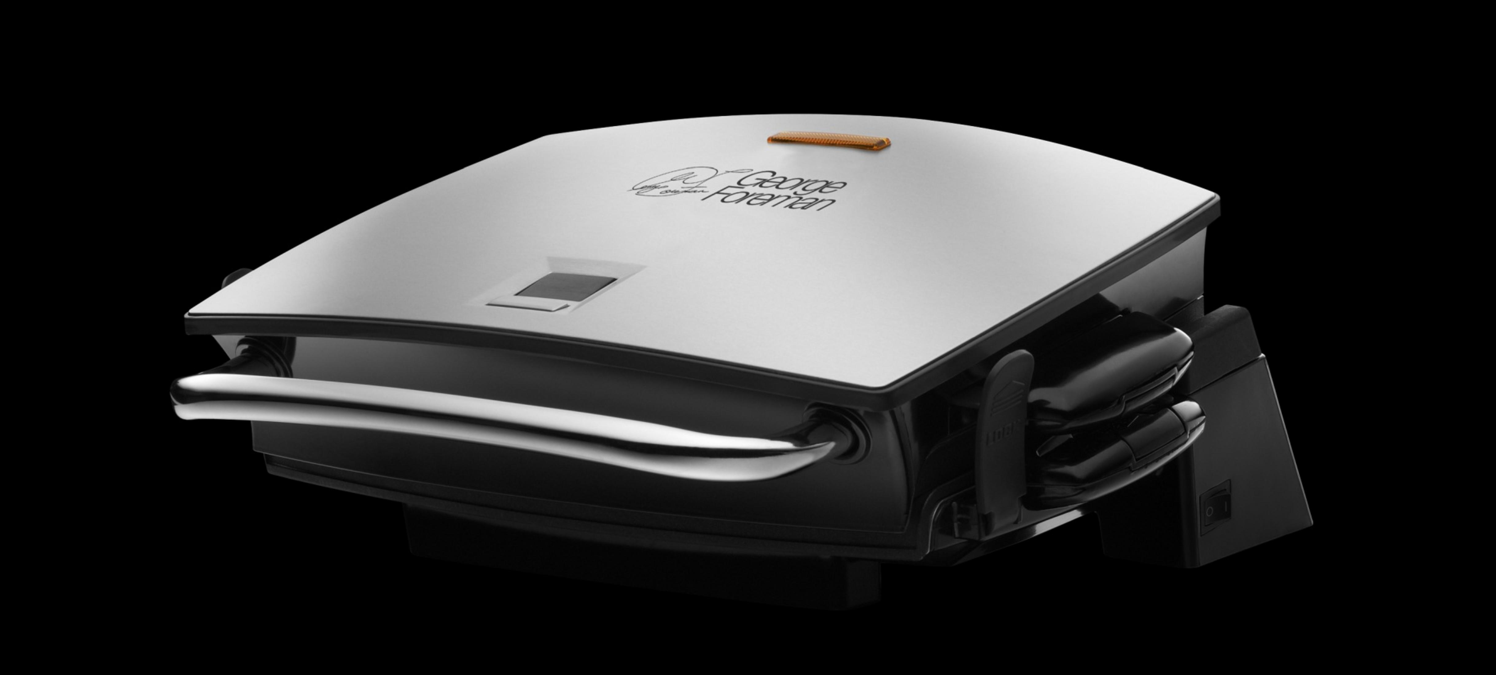 Ein geschlossener silberner George Foreman Grill mit schwarzem Griff und Details.