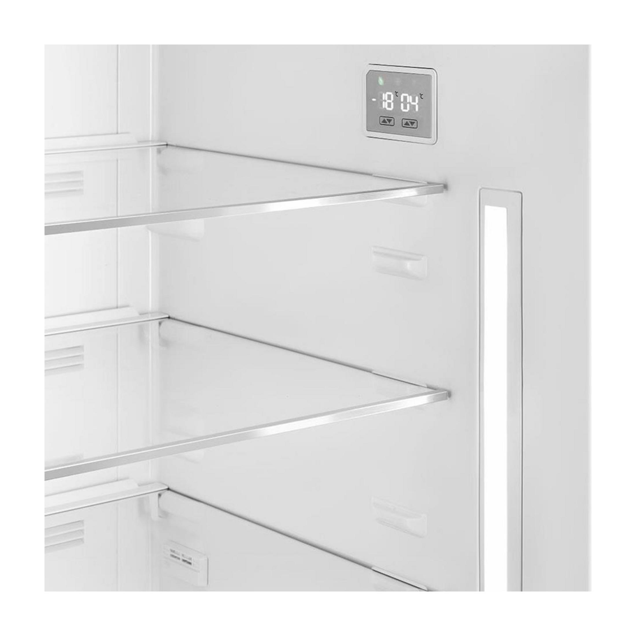 Vista interior de un refrigerador blanco con estantes y pantalla digital.