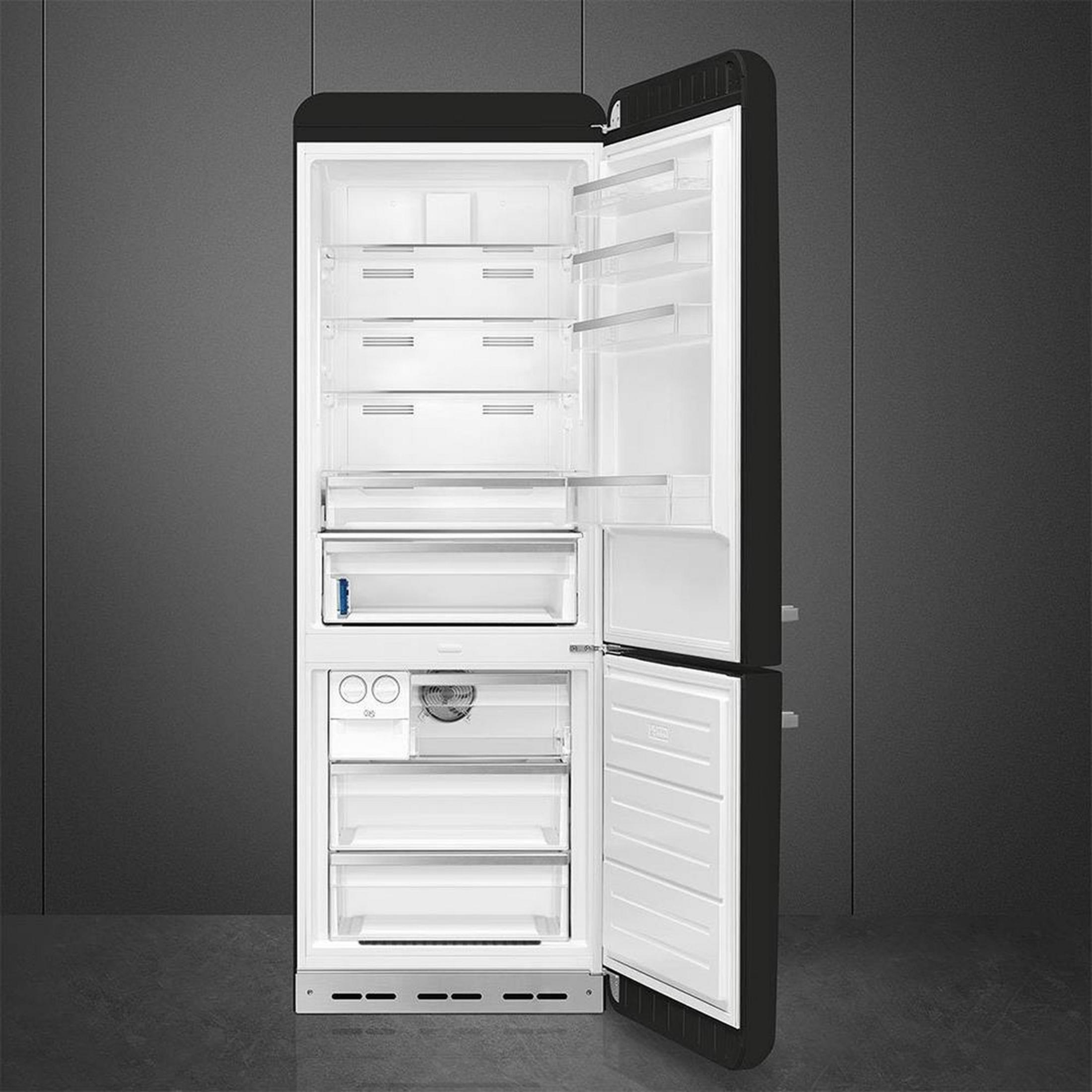 Refrigerador negro con puerta abierta, estantes y cajones interiores blancos.