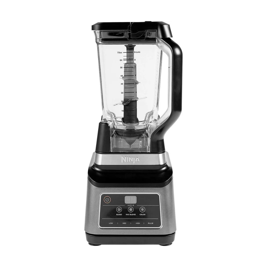 Ein schwarz-silberner Ninja-Standmixer mit durchsichtigem Krug und Bedienfeld.