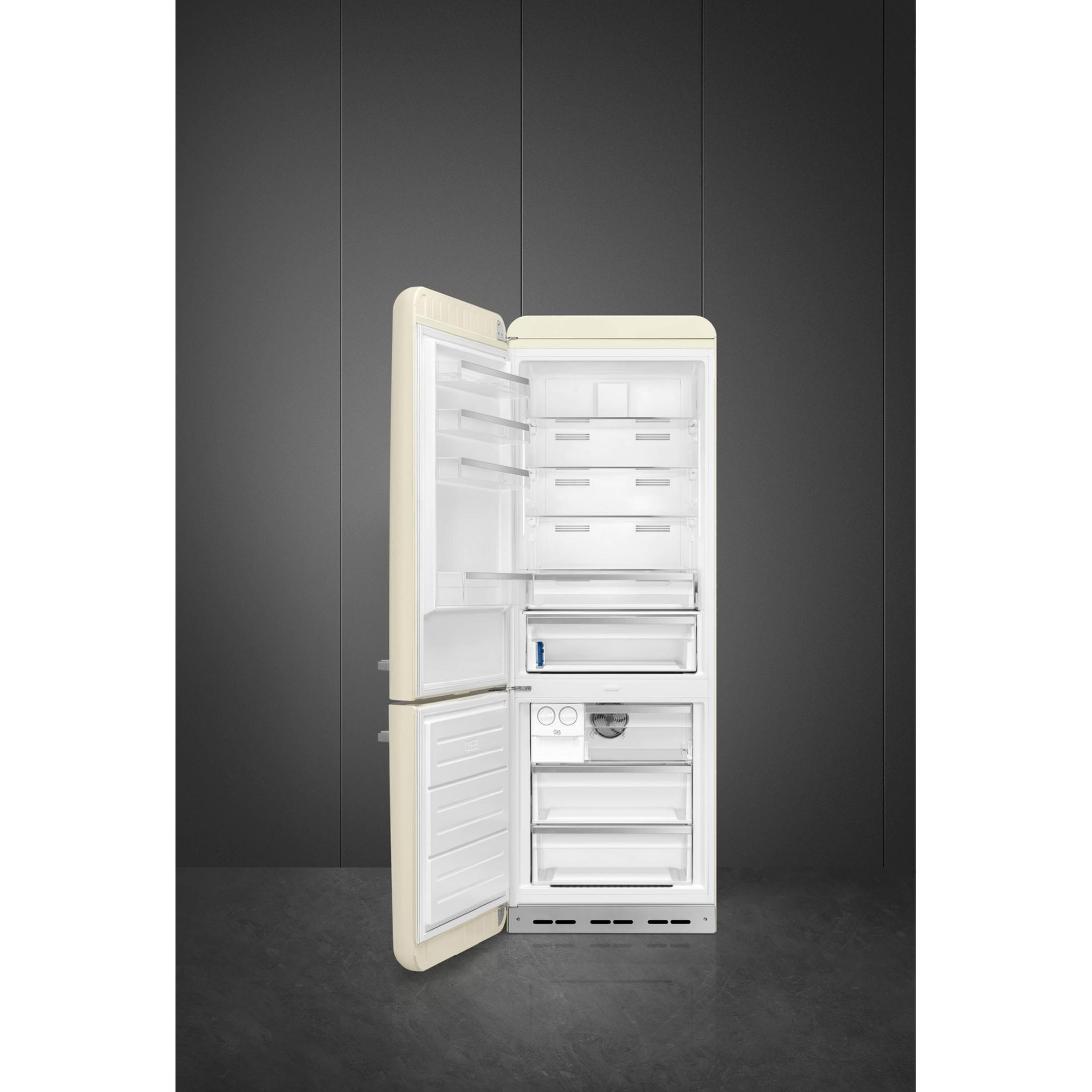 Refrigerador abierto color crema con múltiples estantes y cajones.