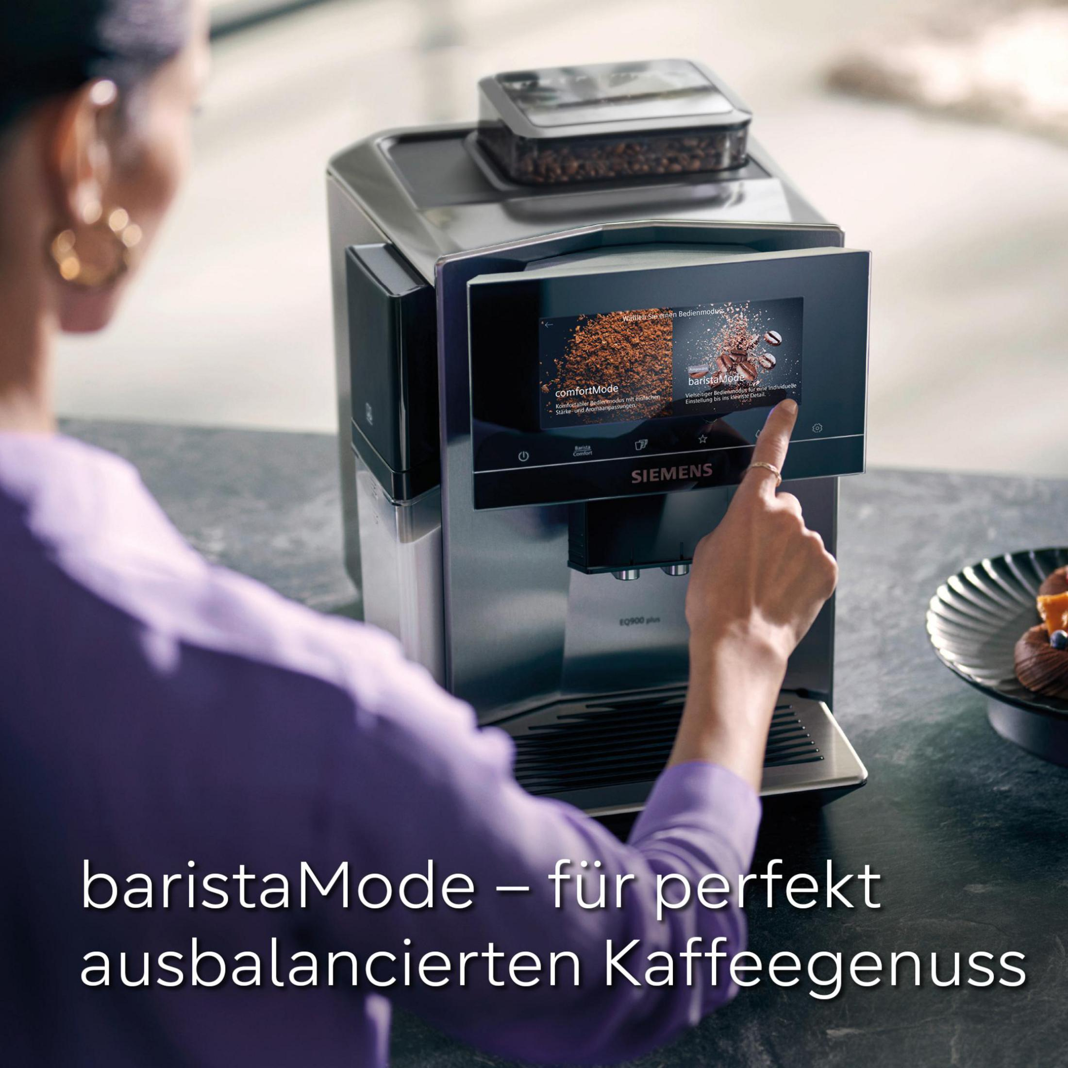 Eine Frau bedient eine Siemens Kaffeevollautomat mit Touchscreen.