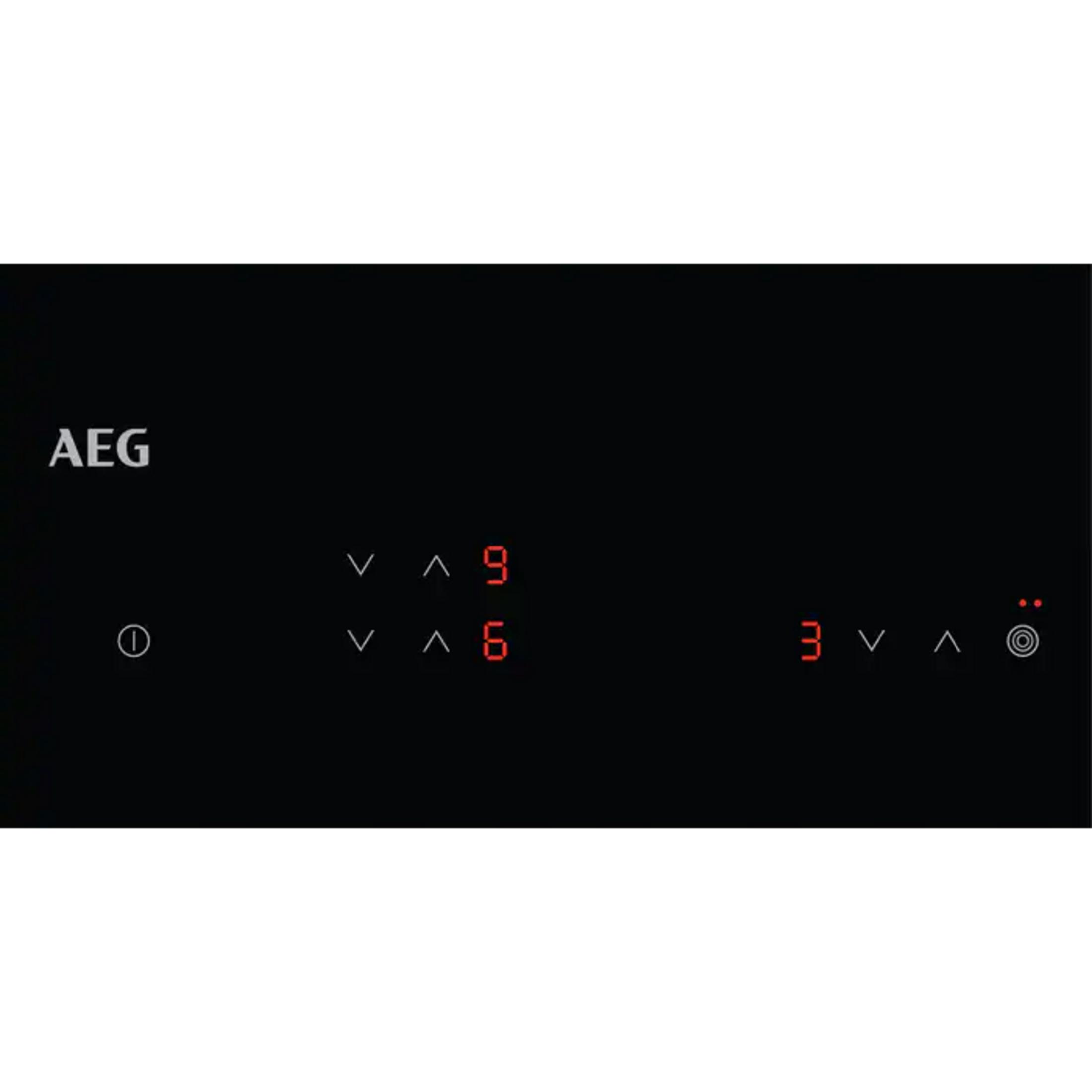Vitrocerámica AEG con pantallas digitales rojas para zonas de cocción y controles.