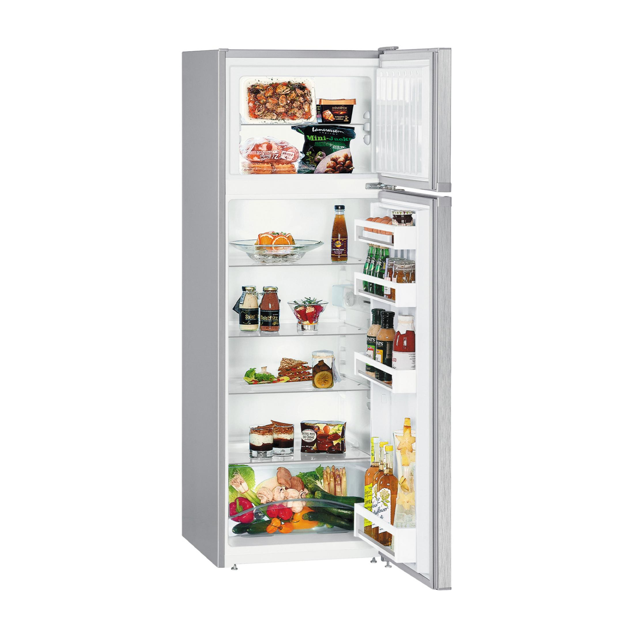 Un refrigerador abierto lleno de comida, incluyendo verduras, salsas y postres.