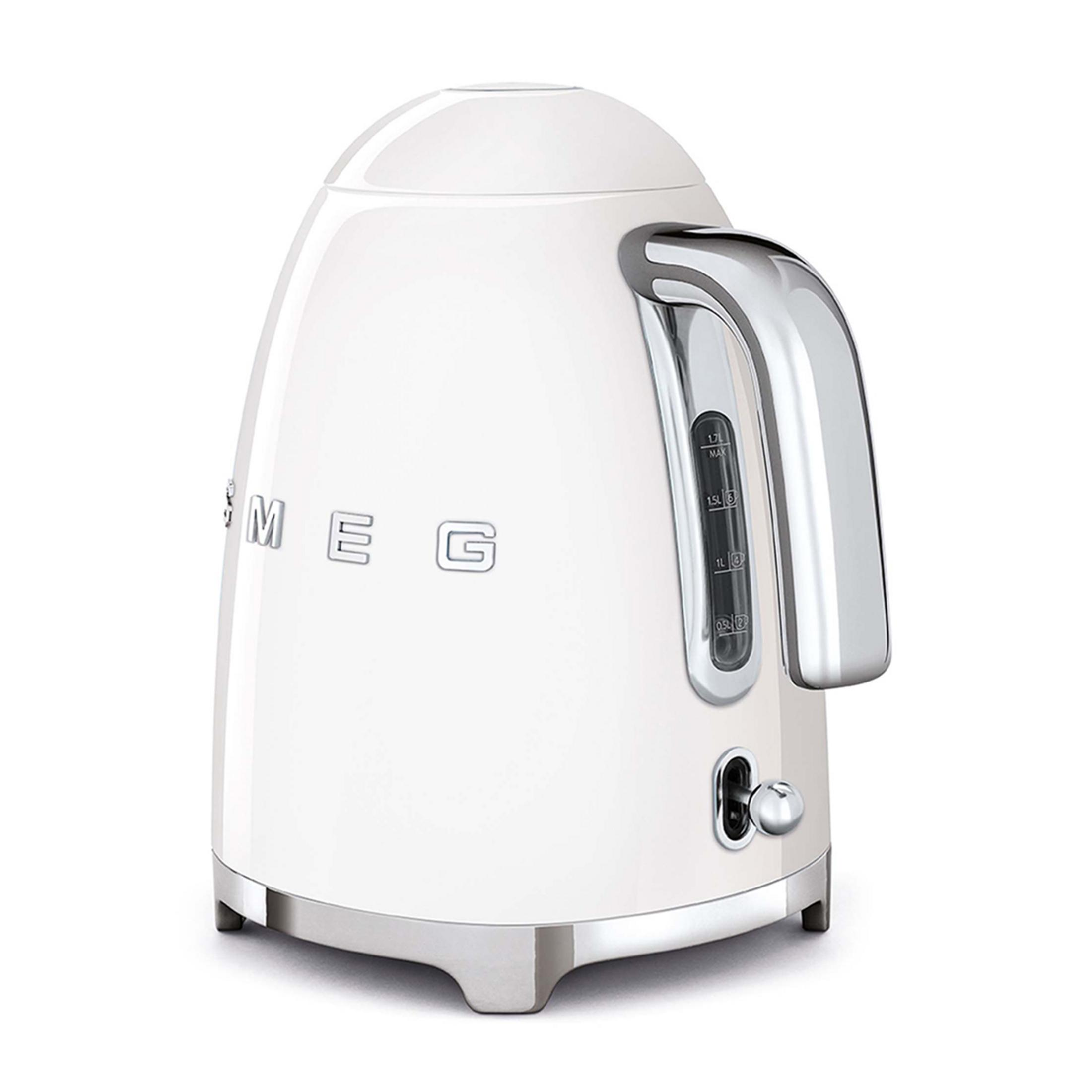 Een witte Smeg waterkoker met chromen details en een waterniveau-indicator.