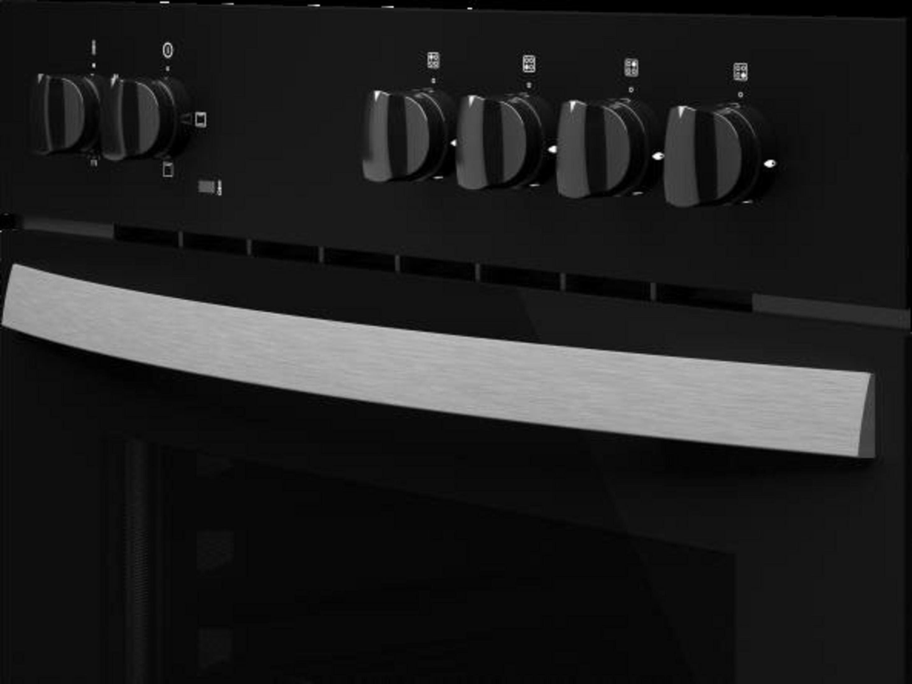 Primer plano de un horno negro con cinco mandos y un tirador plateado.