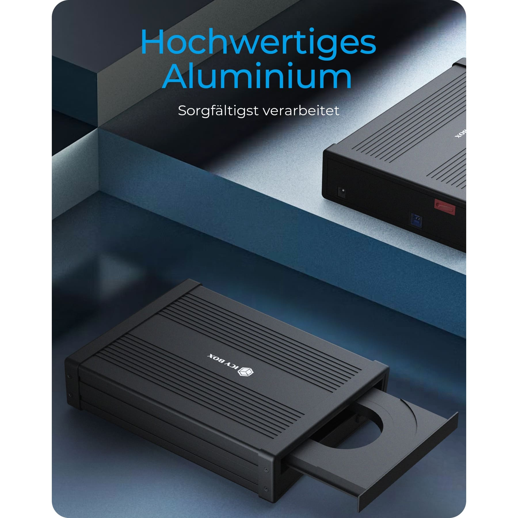 Schwarzes ICY BOX Laufwerk mit ausgefahrenem Einschub vor abstraktem Hintergrund.