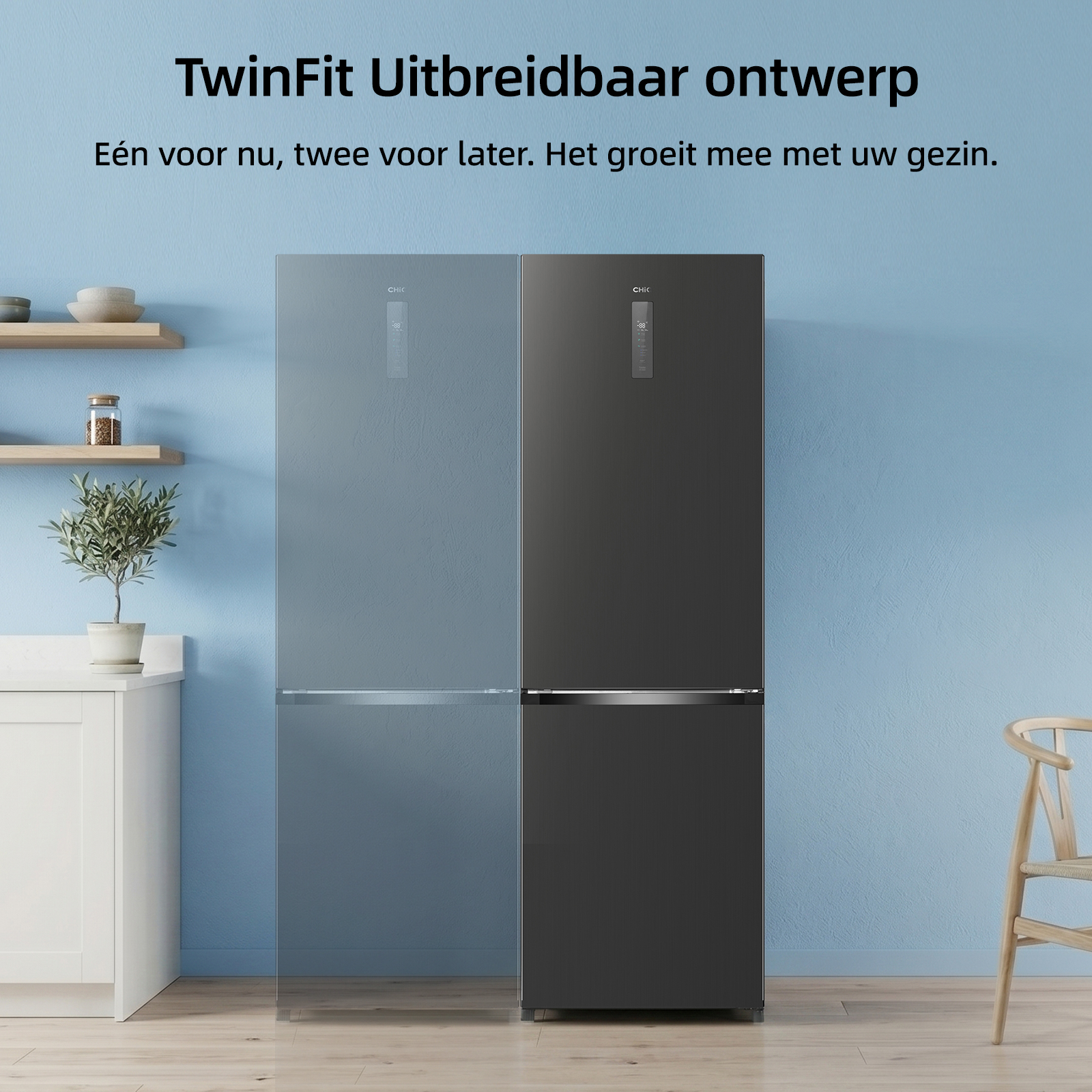 Un réfrigérateur noir à côté d'un réfrigérateur bleu transparent.