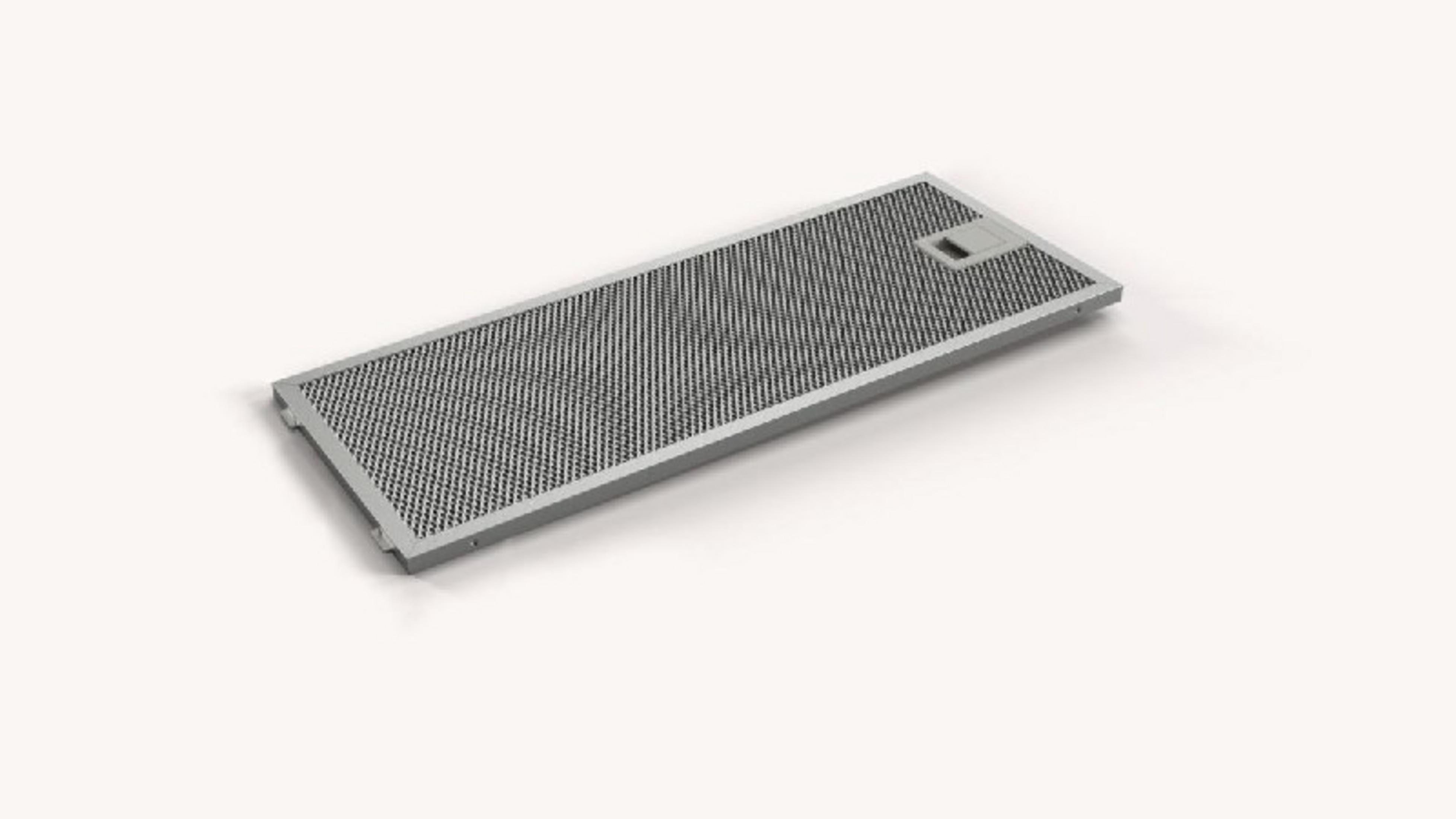 Un filtro rectangular de malla metálica para campana extractora sobre fondo liso.