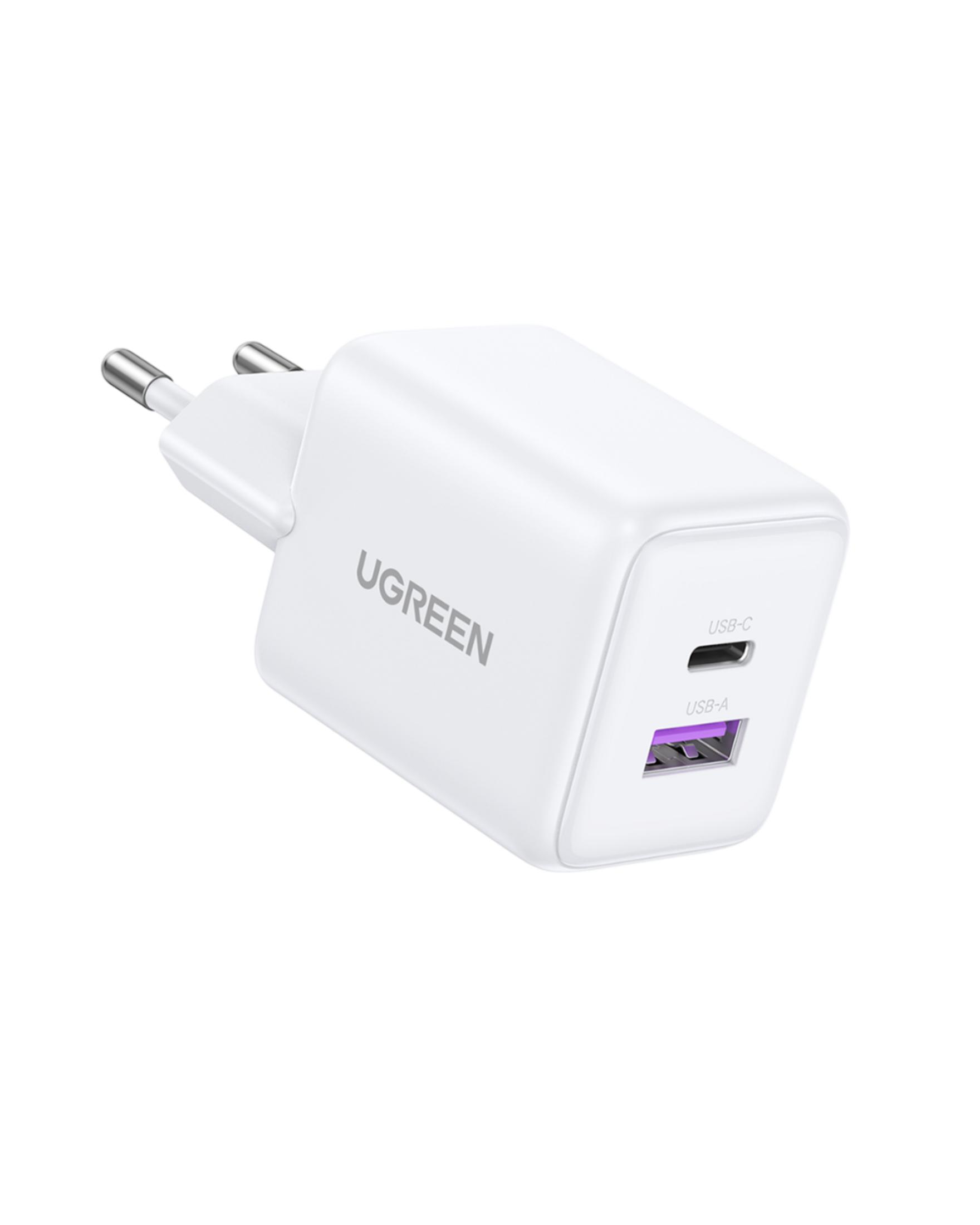 Biała wtyczka ładująca UGREEN USB-C i USB-A z dwoma portami.
