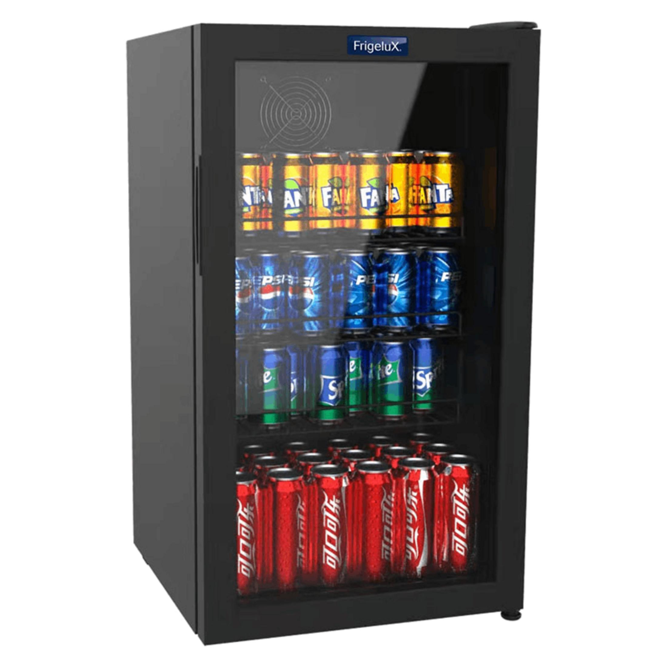 Ein schwarzer Kühlschrank mit Glasfront, gefüllt mit Fanta-, Pepsi- und Coca-Cola-Dosen.