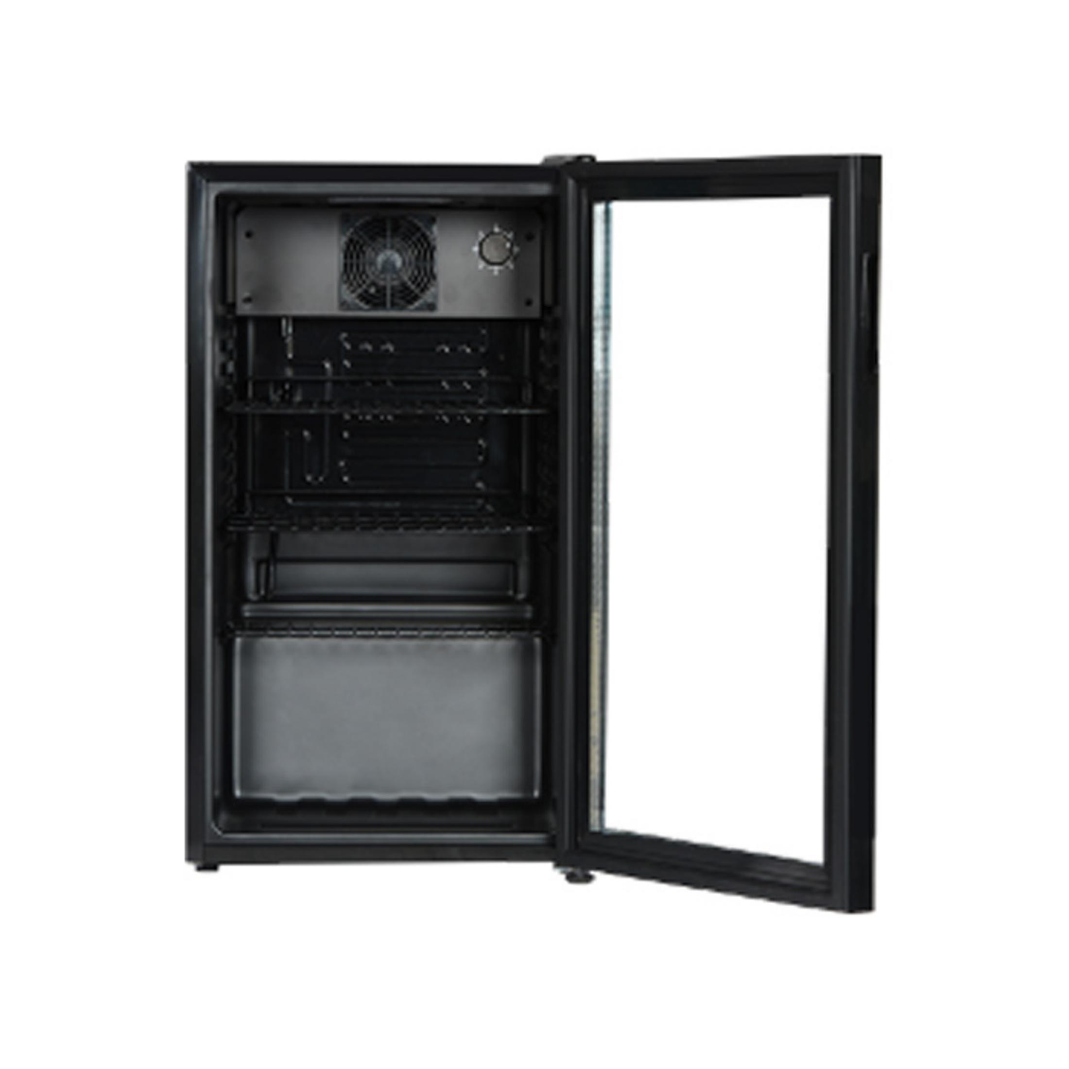 Ein schwarzer Kühlschrank mit Glasfront und offenstehender Tür, Innenleben sichtbar.