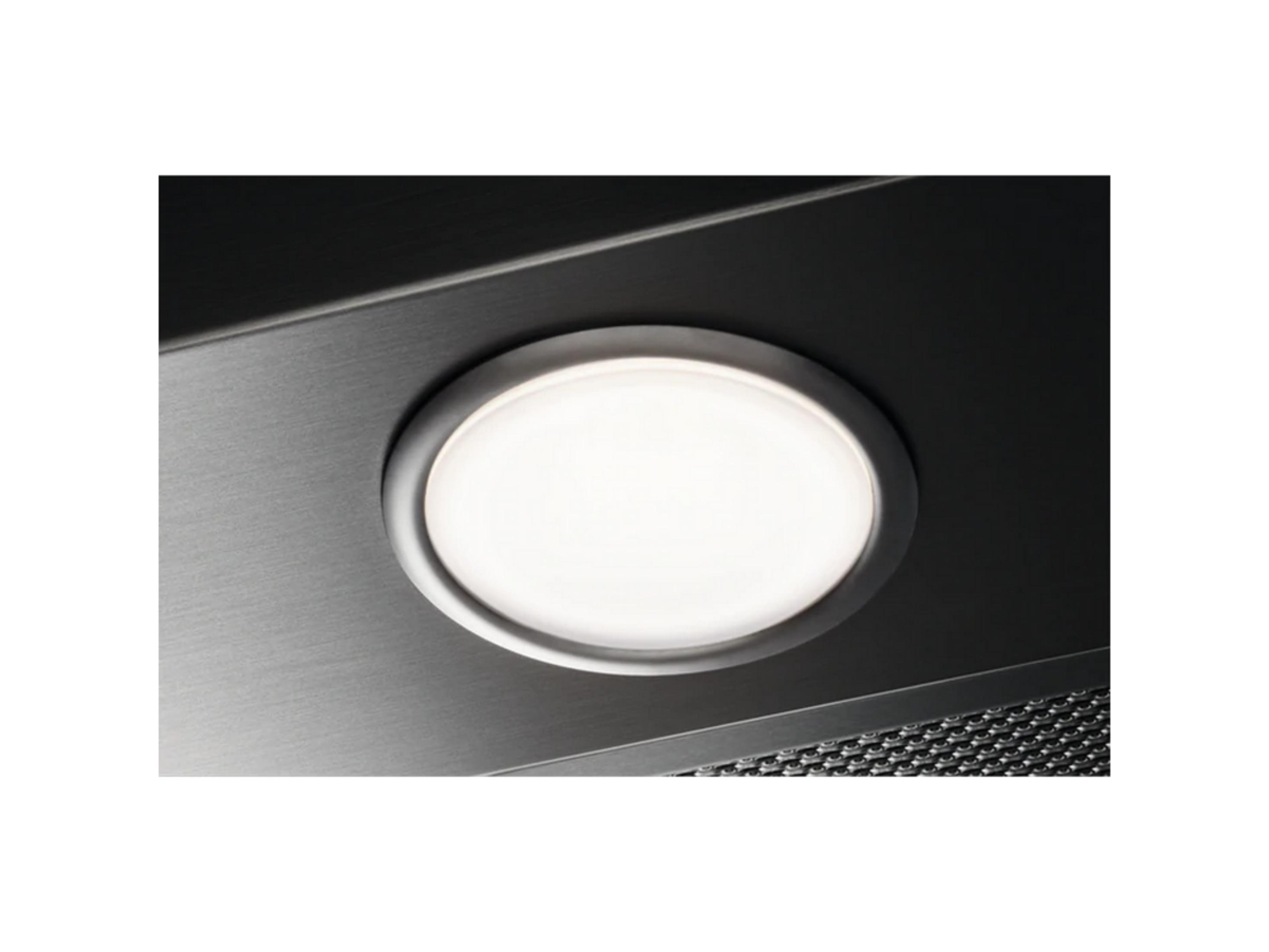 Una luz redonda y brillante está montada en una superficie de metal cepillado.