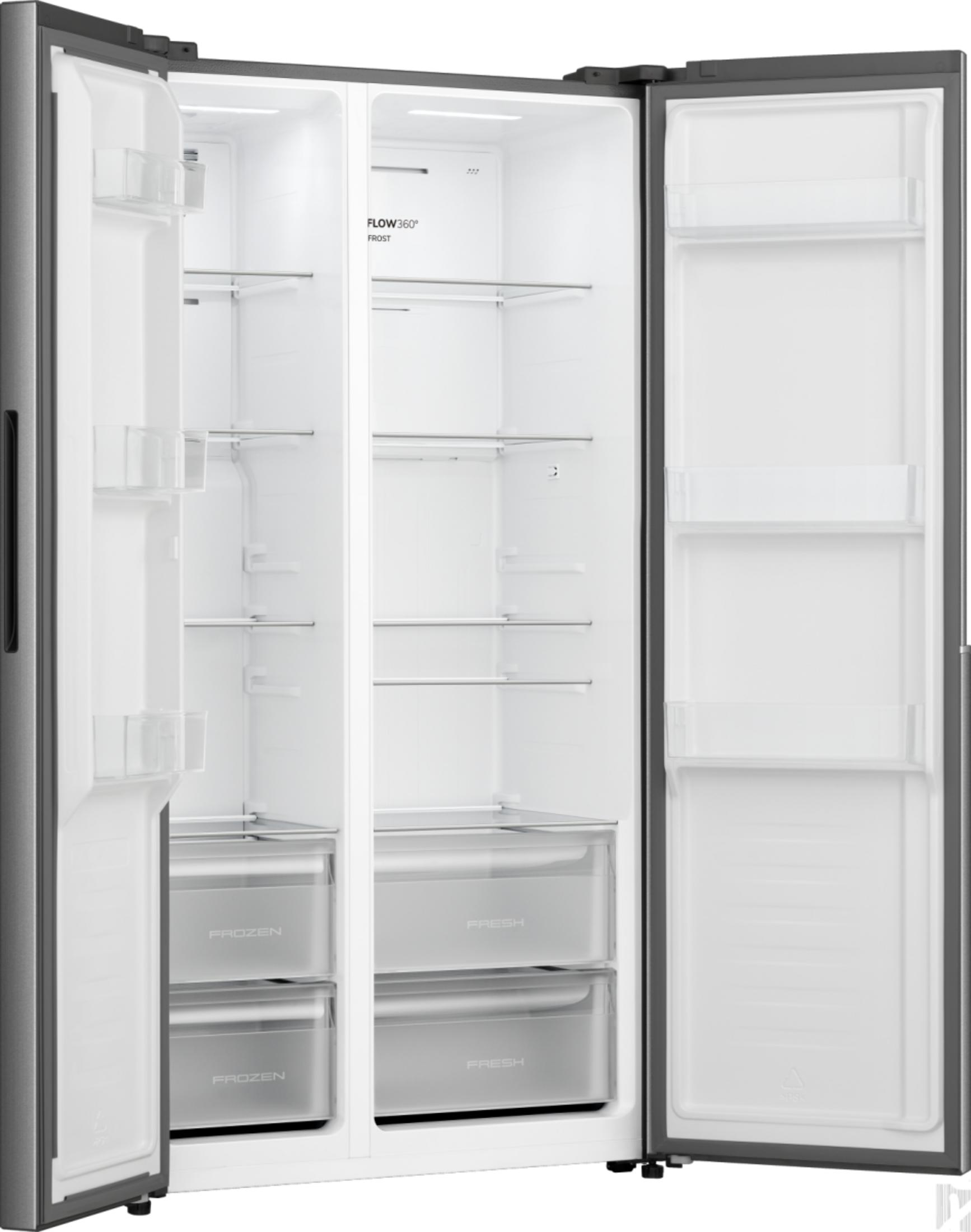 Ein leerer, offener Kühlschrank mit zwei Türen, Regalen und Schubladen.