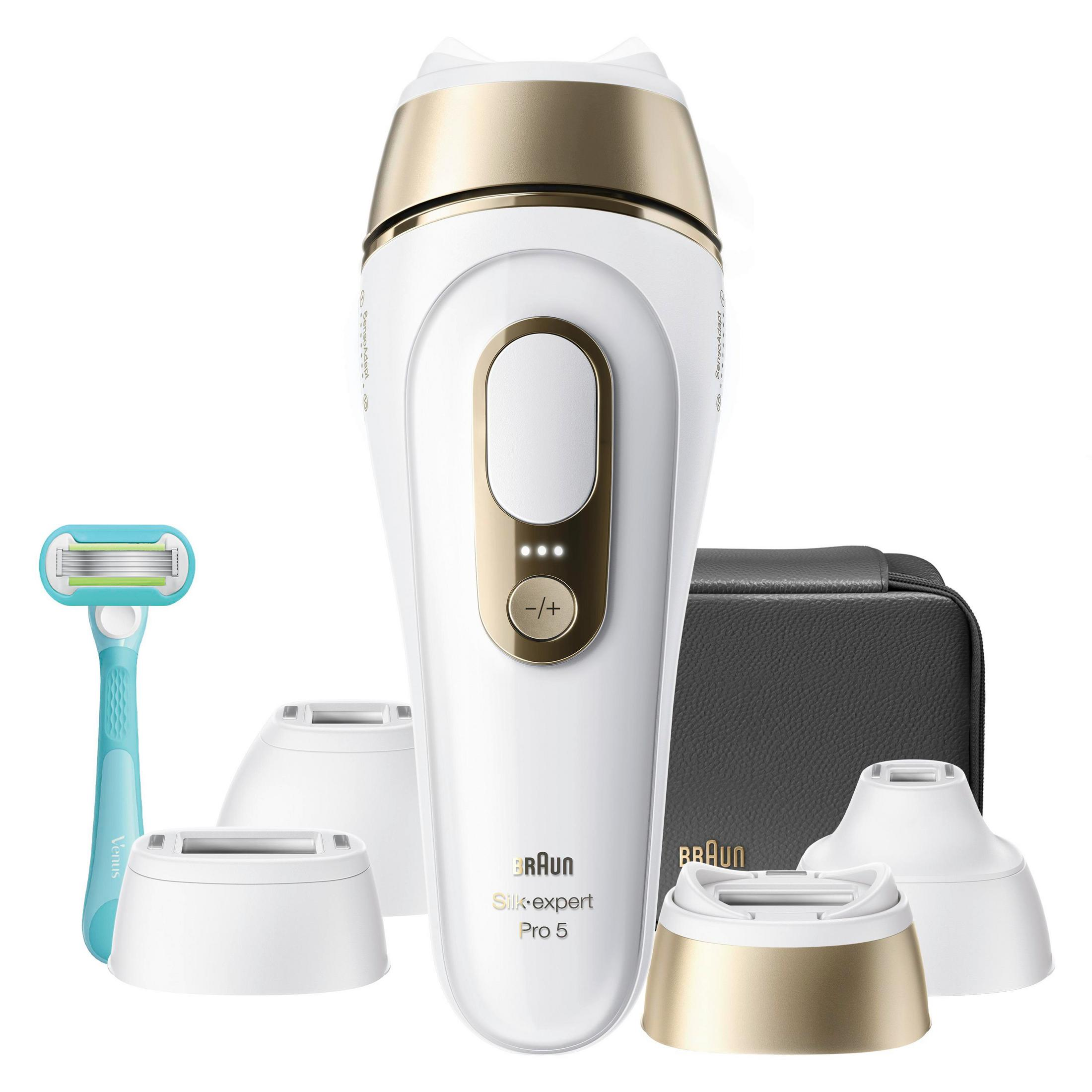 Biały depilator IPL Braun Silk-expert Pro 5 ze złotymi akcentami, maszynką i nasadkami.
