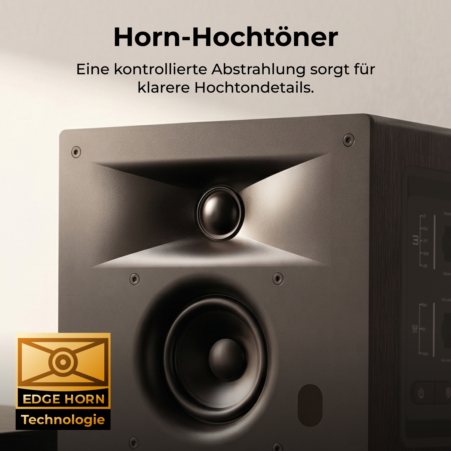 Nahaufnahme eines dunkelgrauen Lautsprechers mit Hornhochtöner und Tieftöner. Edge Horn Logo.