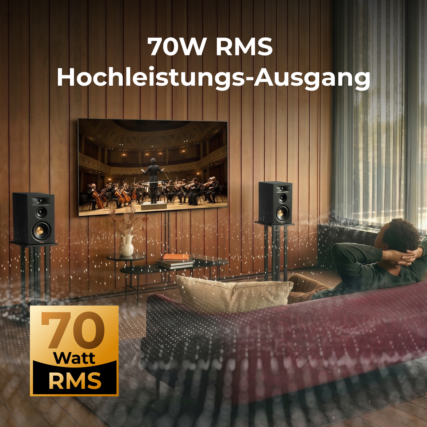 Ein Mann entspannt sich auf dem Sofa, während im Hintergrund Lautsprecher laufen.