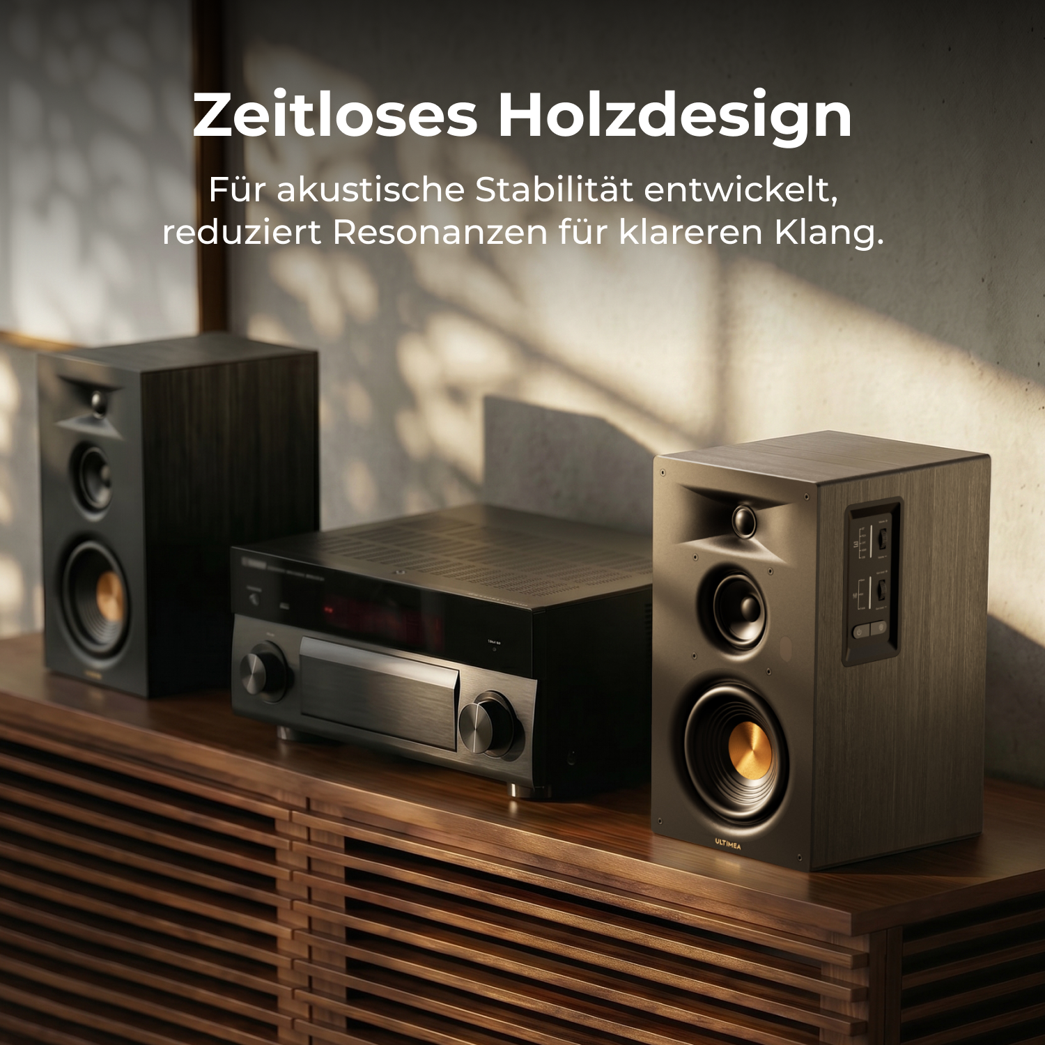 Dunkle Holz-Lautsprecher und Receiver stehen auf einem Holzschrank.