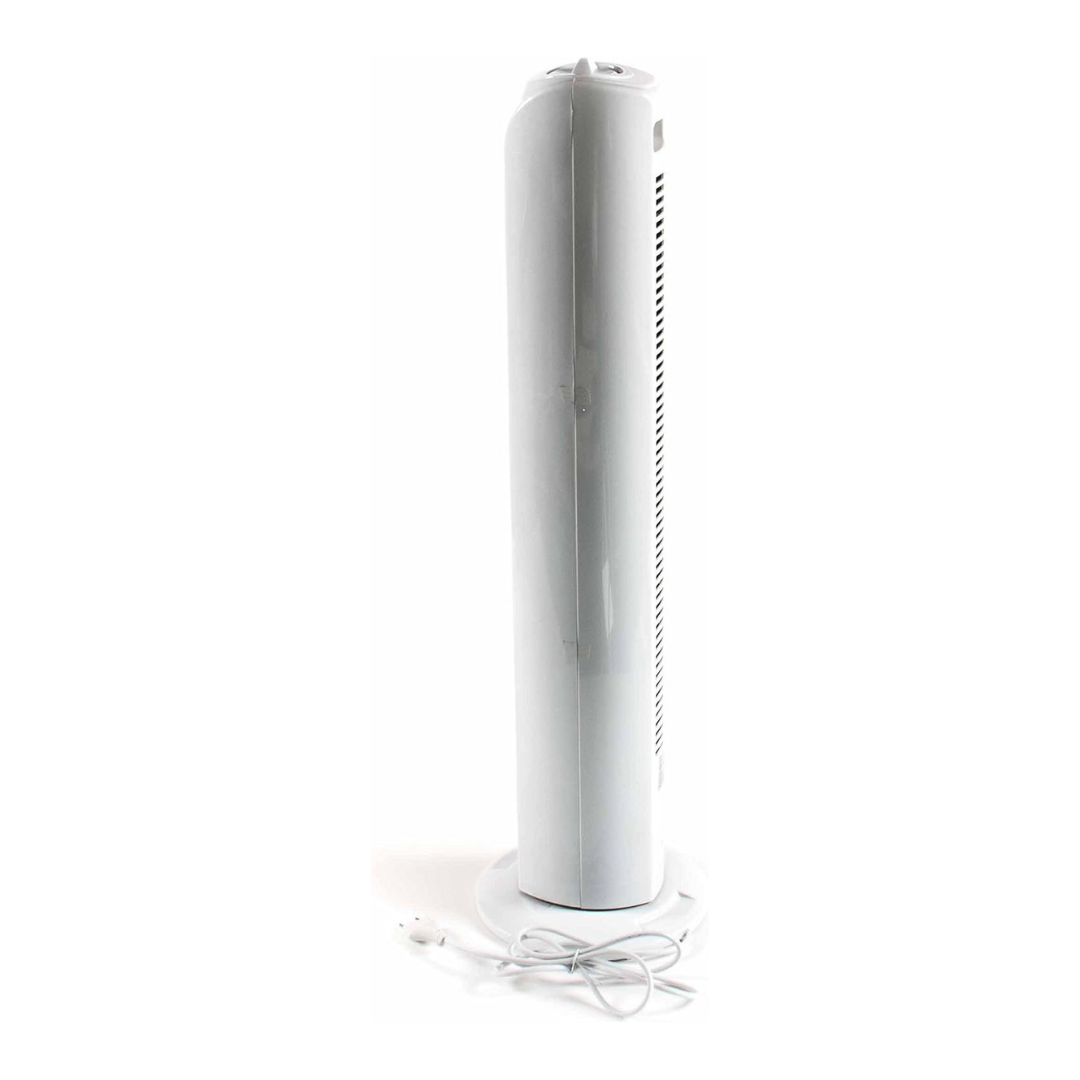 Ein weißer Turmventilator mit Kabel auf weißem Hintergrund.