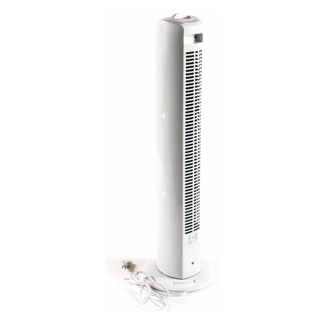 Ein weißer Turmventilator mit schwarzem Lüftungsgitter und Kabel.
