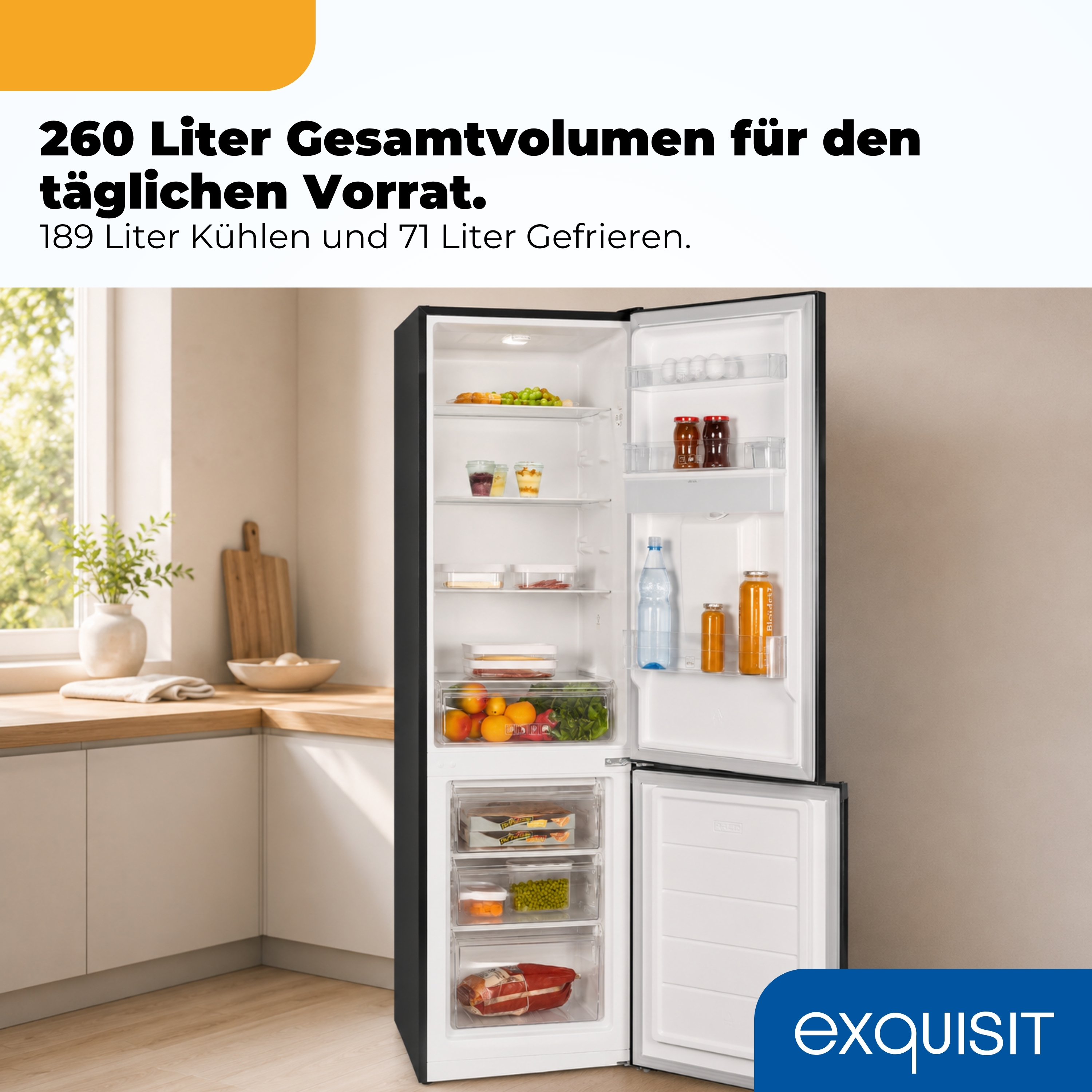 Ein offener Kühlschrank mit Lebensmitteln und Schubladen. Im Hintergrund eine Küche.