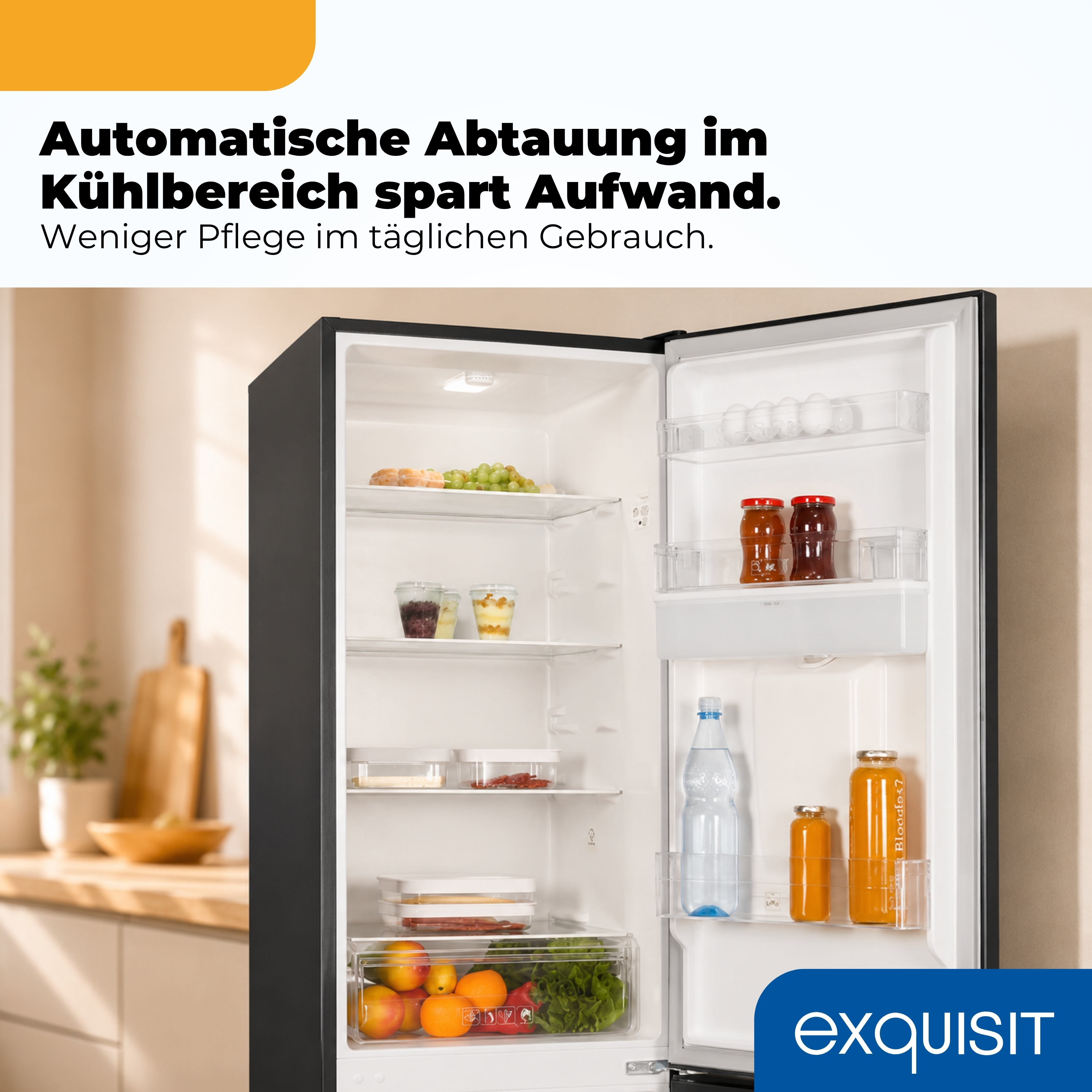 Ein offener Kühlschrank mit Lebensmitteln und Getränken.