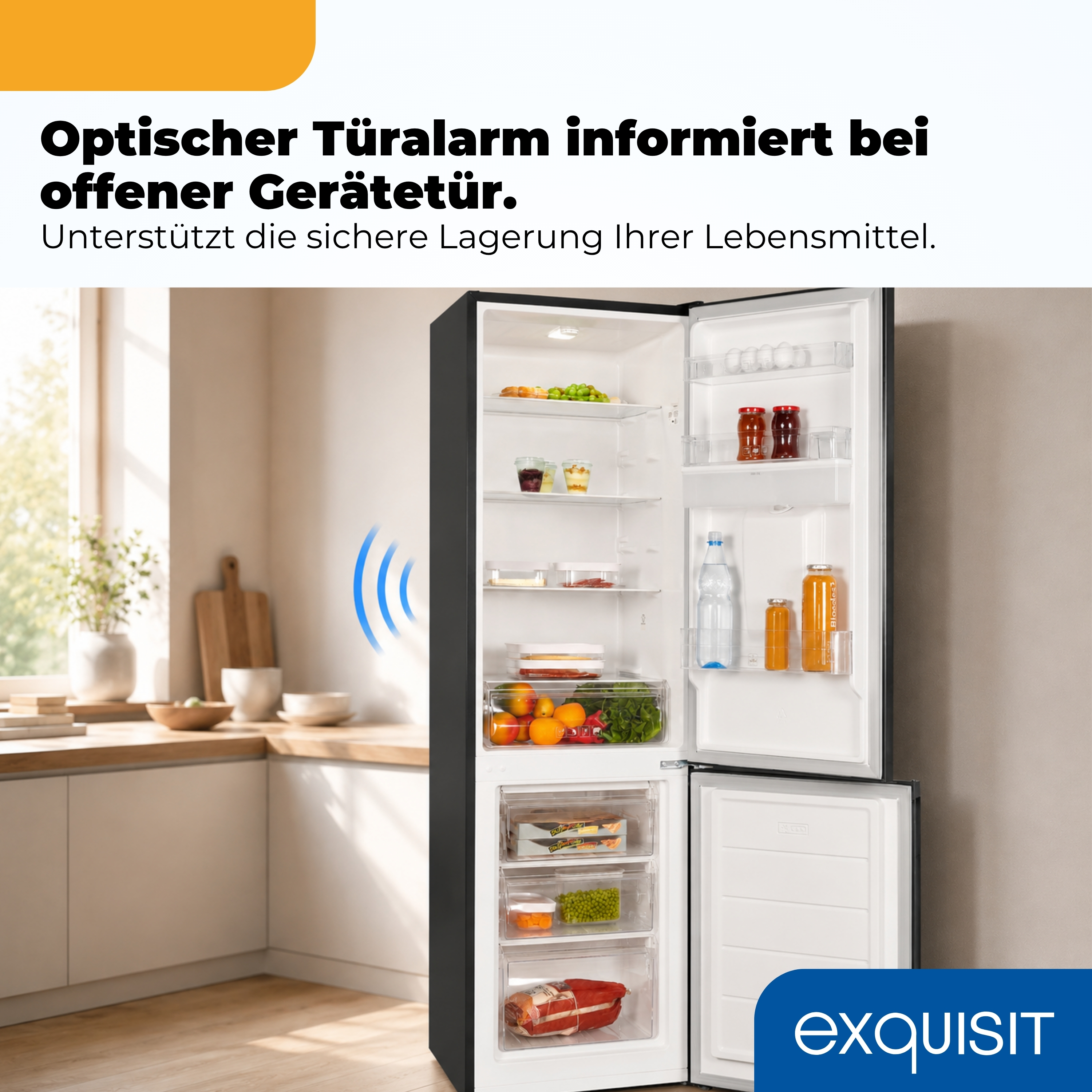 Offener Kühlschrank mit Lebensmitteln und Warnsymbol.