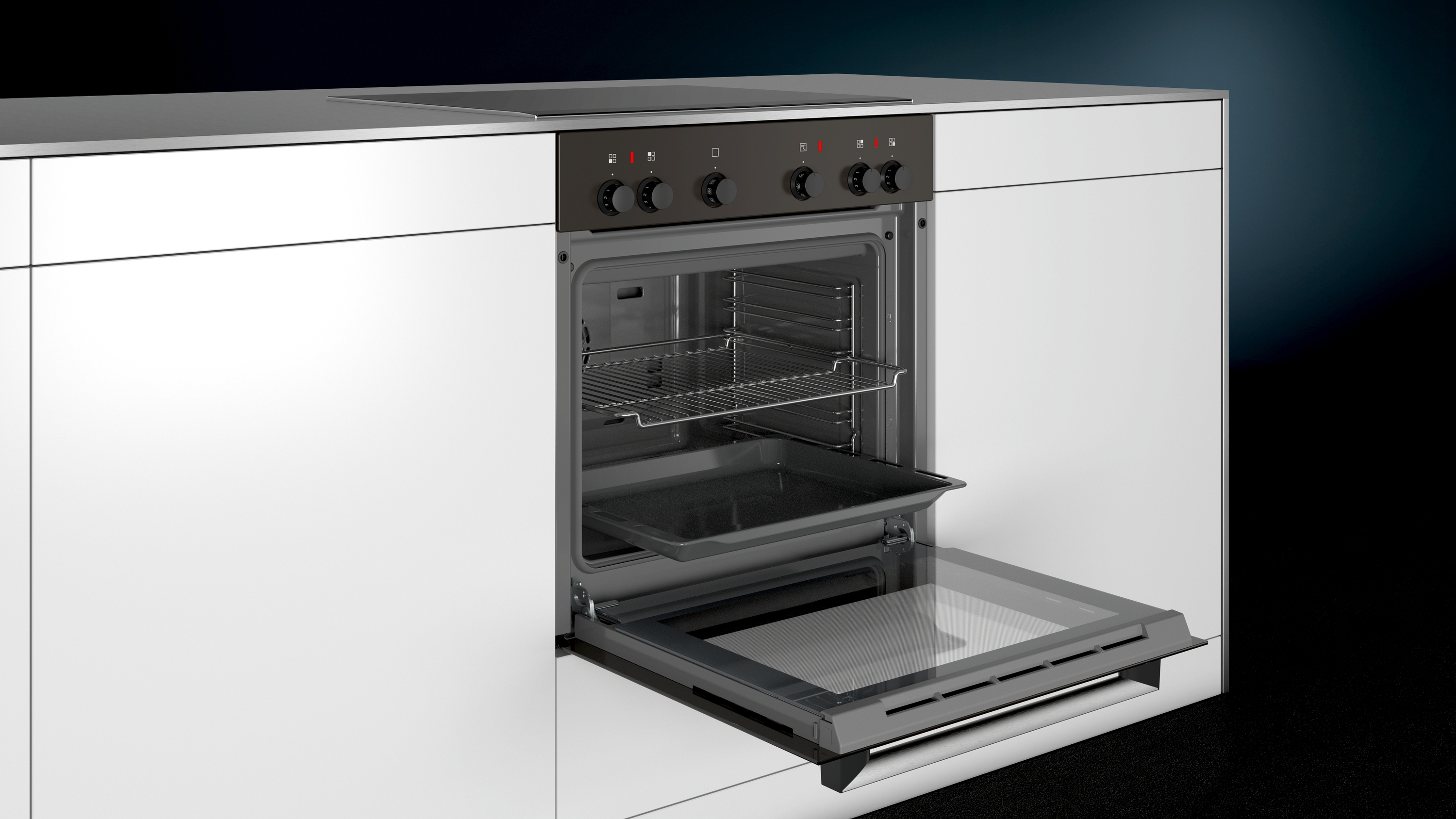 Ein moderner Einbaubackofen mit geöffneter Tür und sichtbarem Rost und Blech.