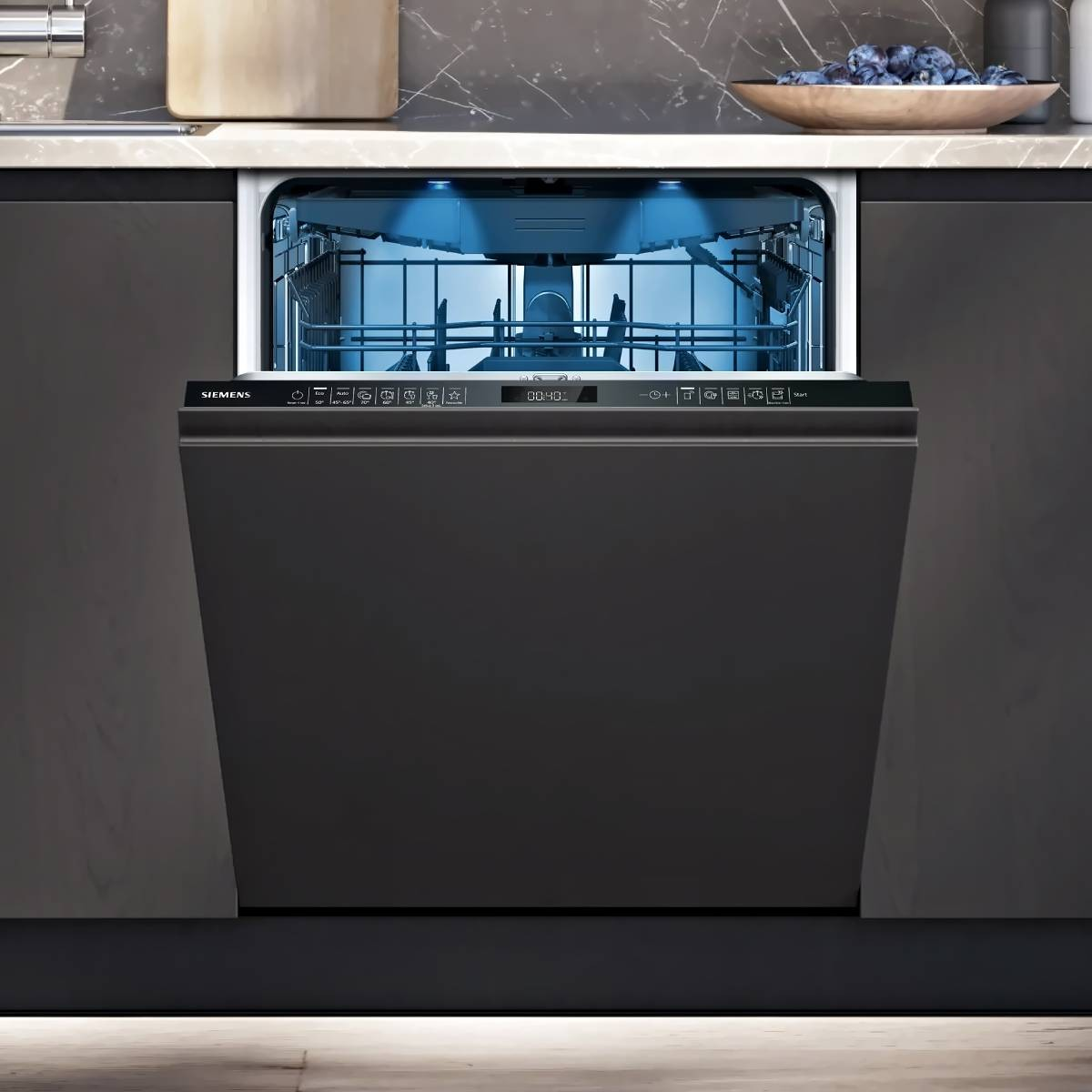 Una lavastoviglie Siemens nera con la porta aperta, interni illuminati di blu.