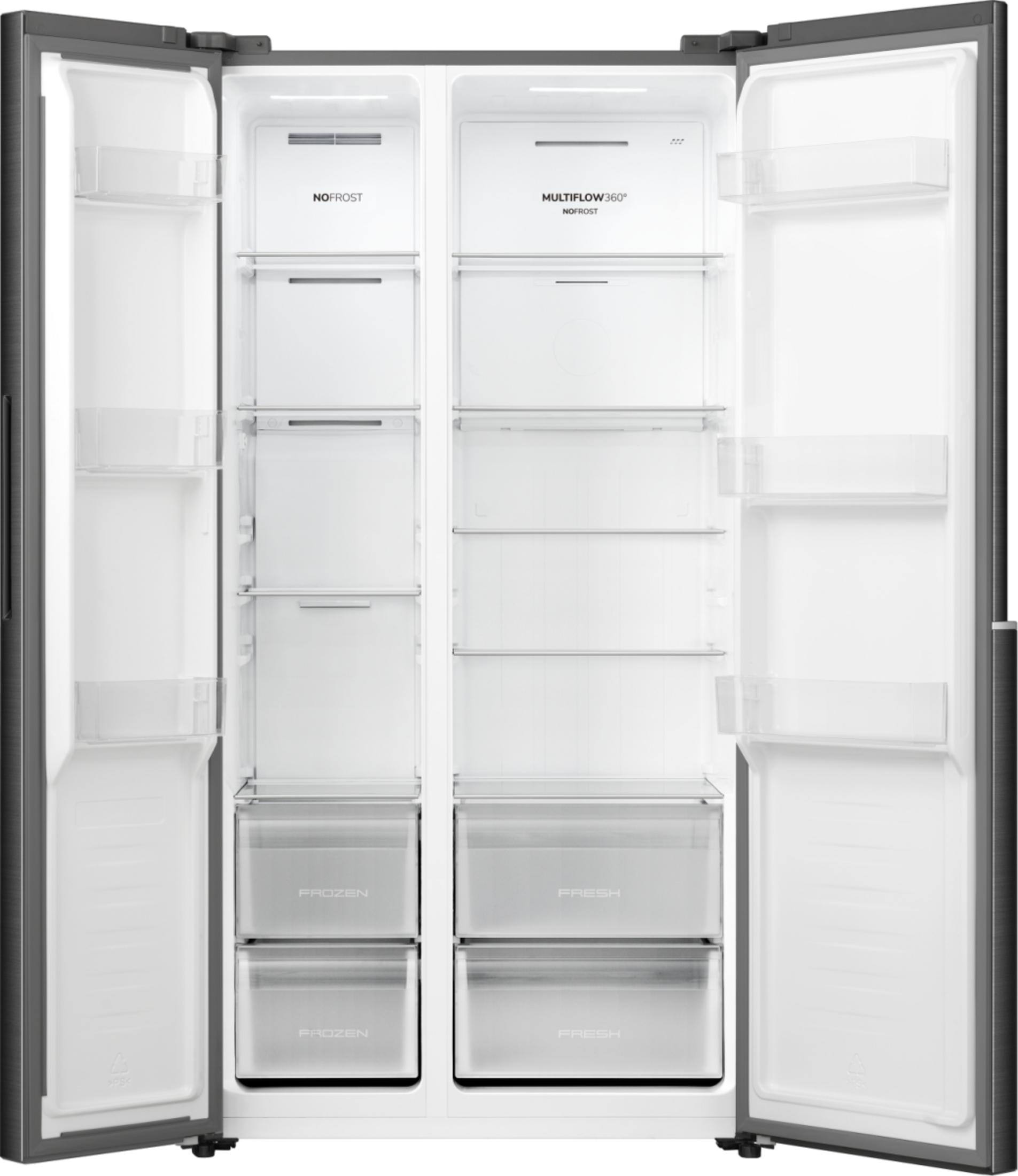 Offener Kühlschrank mit zwei Türen, Regalen und Schubladen.