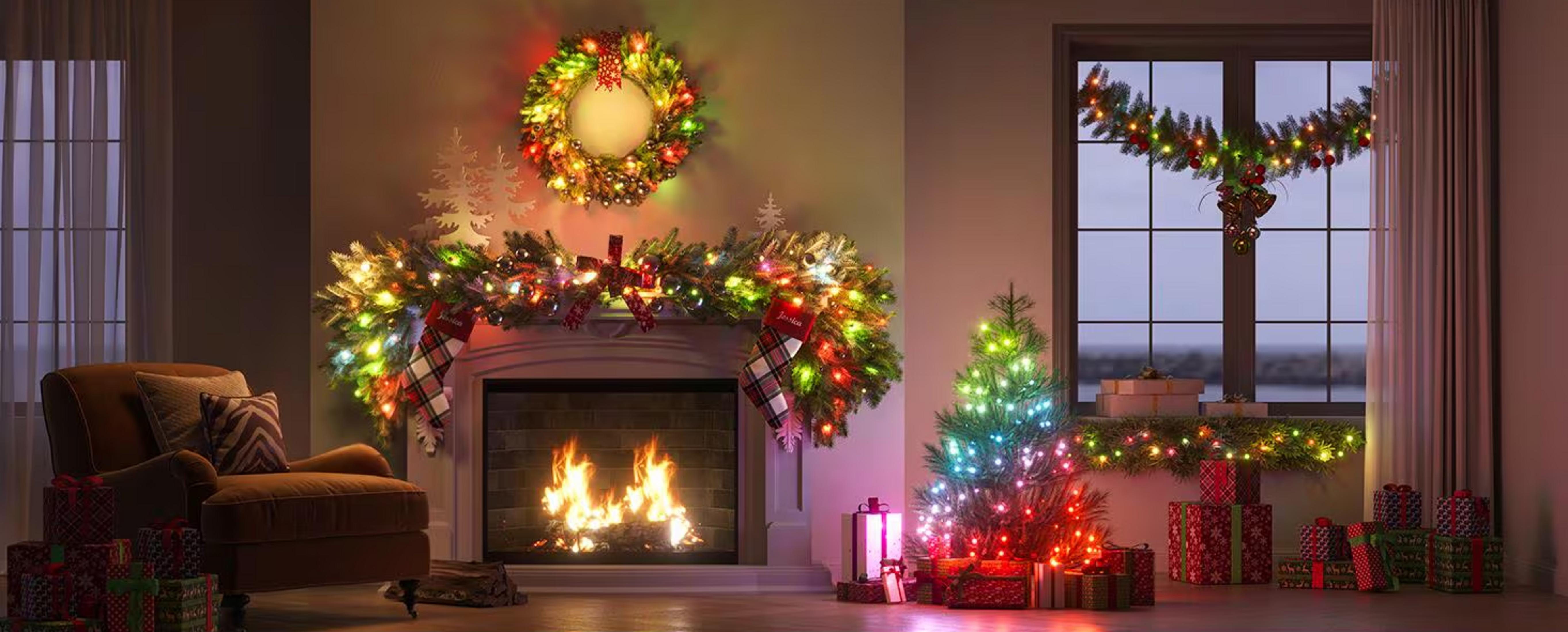 Ein gemütliches Wohnzimmer mit Kamin, geschmückt für Weihnachten, mit Lichtern und Geschenken.