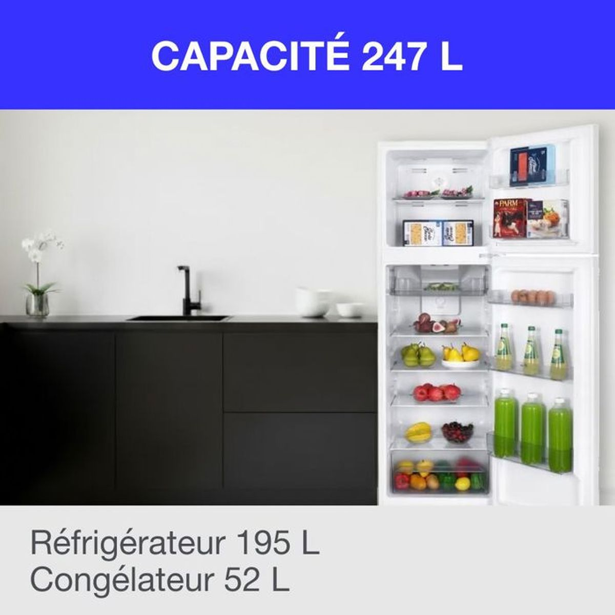 Ein offener Kühlschrank mit Lebensmitteln und daneben eine schwarze Küchenzeile.