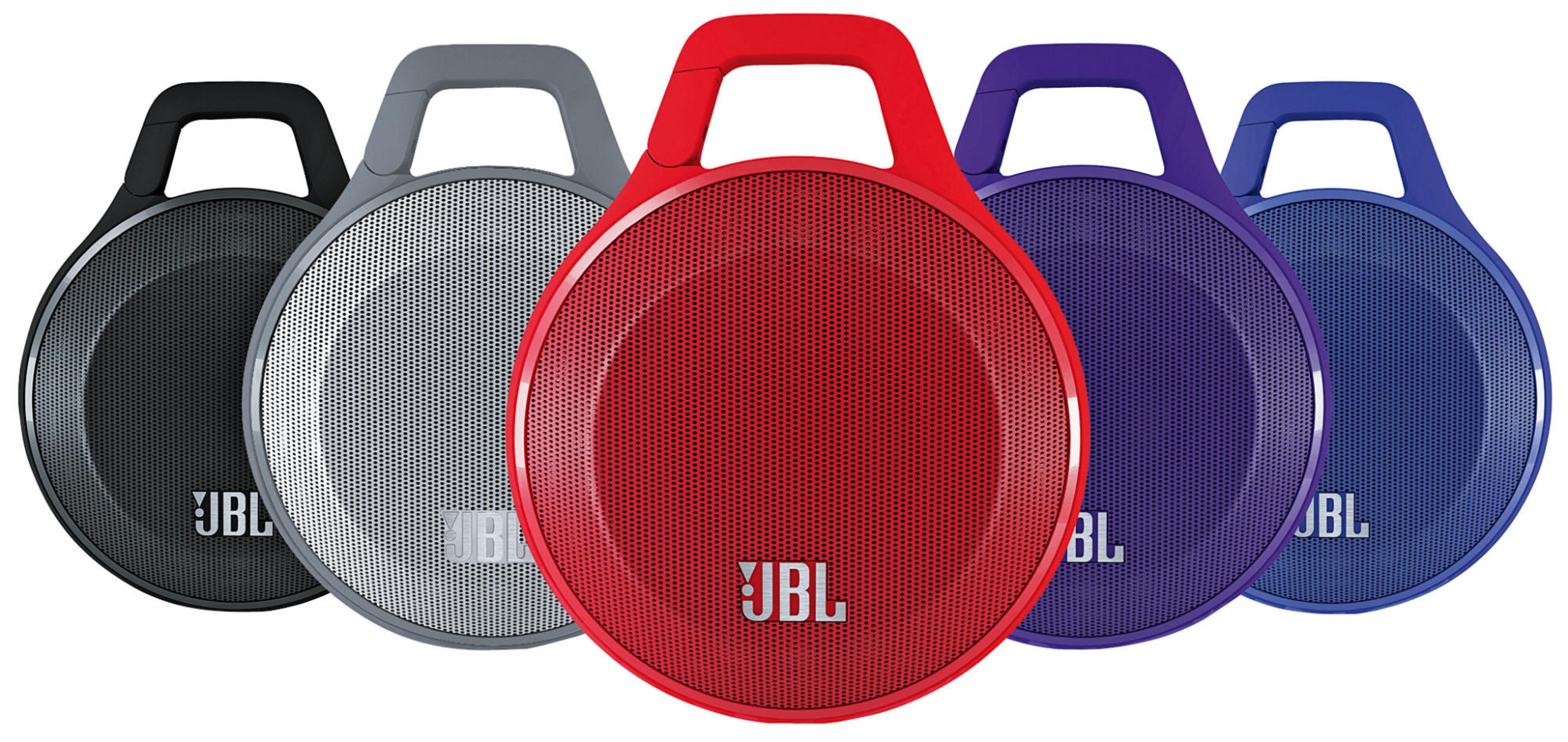 Fünf JBL-Lautsprecher in Schwarz, Grau, Rot, Lila und Blau mit Tragegriffen.