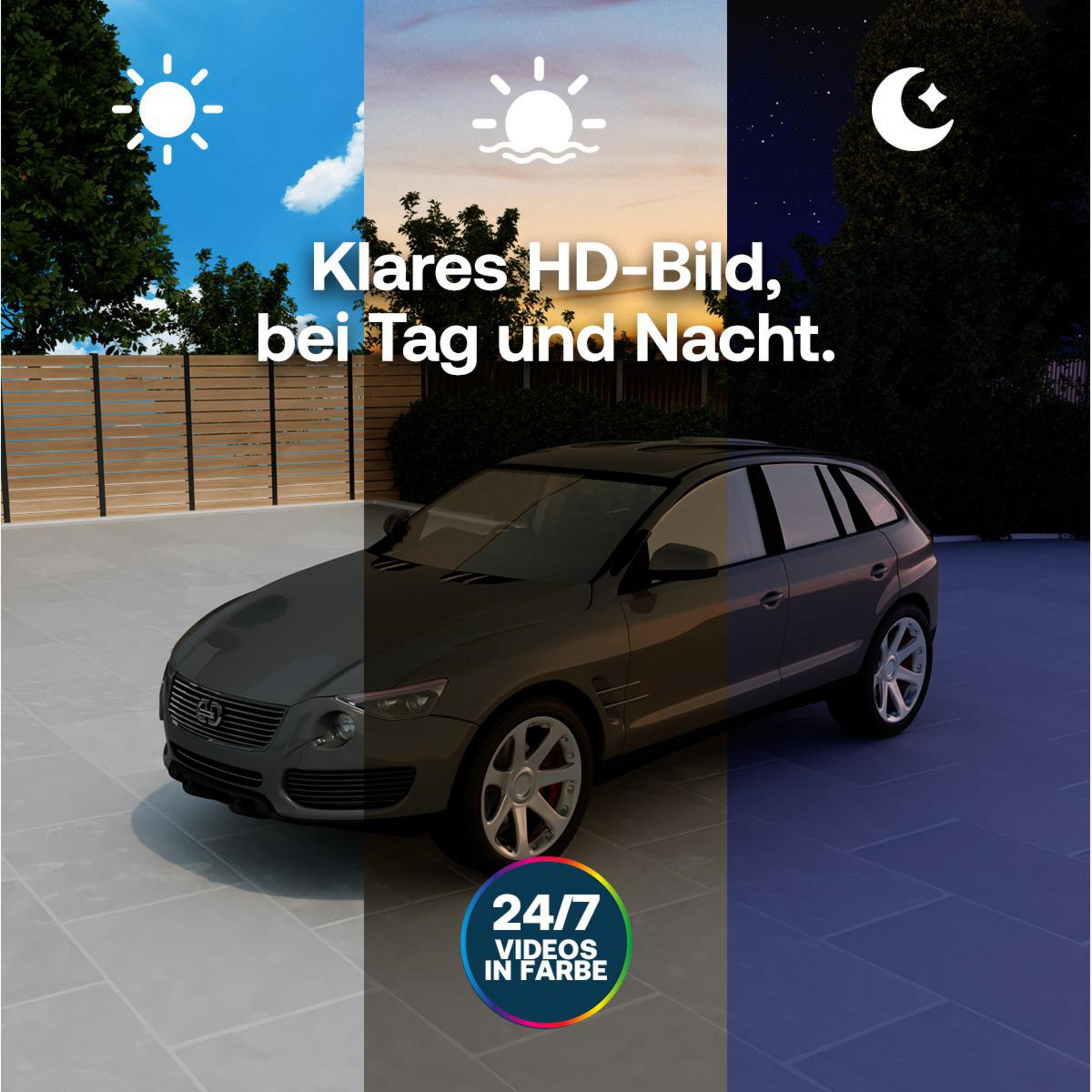 Graues Auto auf gepflastertem Hof bei Tag und Nacht.