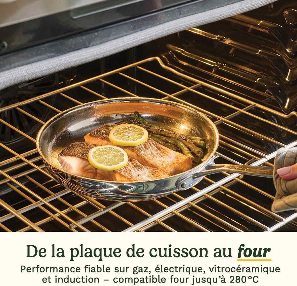 Lachs und Spargel in einer Pfanne im Ofen, garniert mit Zitronenscheiben.