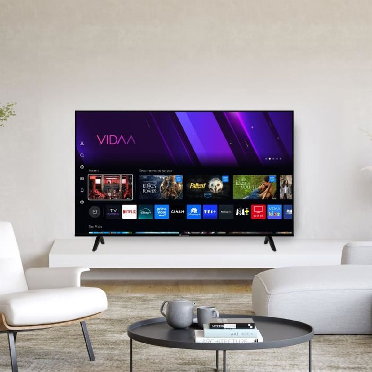 Una TV moderna che mostra l'interfaccia smart VIDAA con app come Netflix e Prime Video.