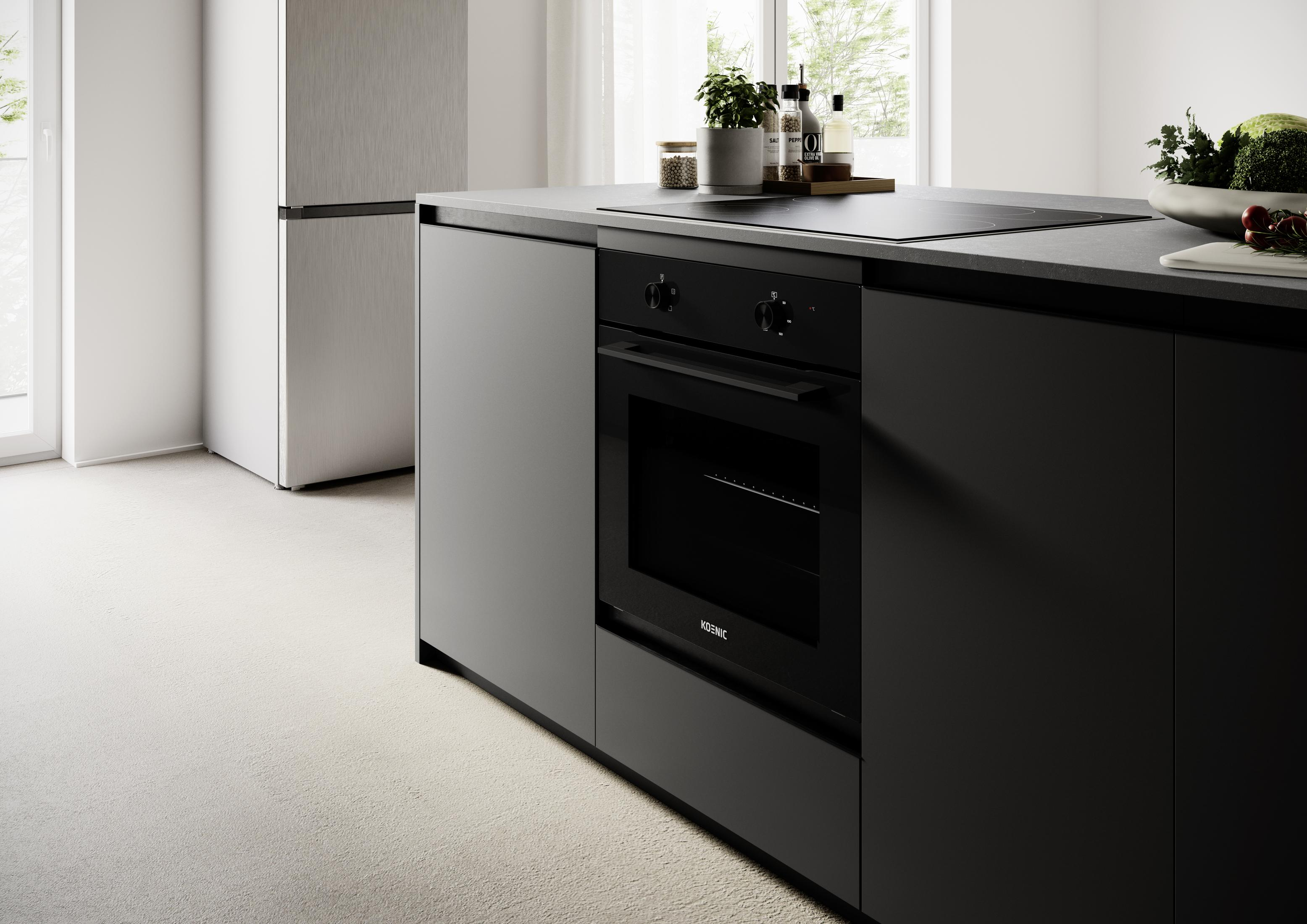 Moderne Küche mit schwarzem Ofen, Kochfeld und Kühlschrank.