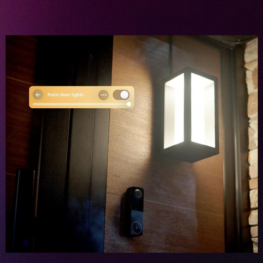 Vordertür mit smarter Türklingel, Licht und Steuerfeld-Overlay.
