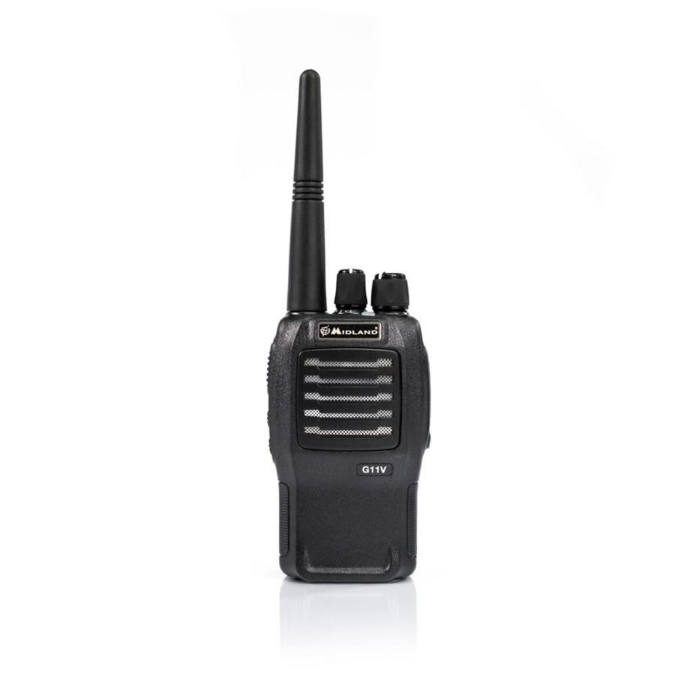 Un walkie-talkie Midland G11V nero con antenna e manopole su sfondo bianco.